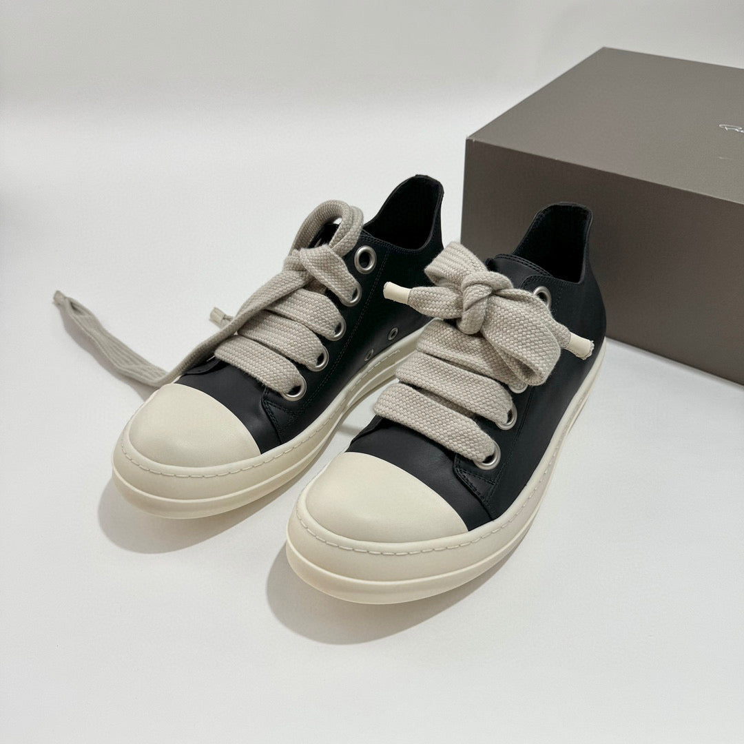 أحذية سوداء وبيضاء