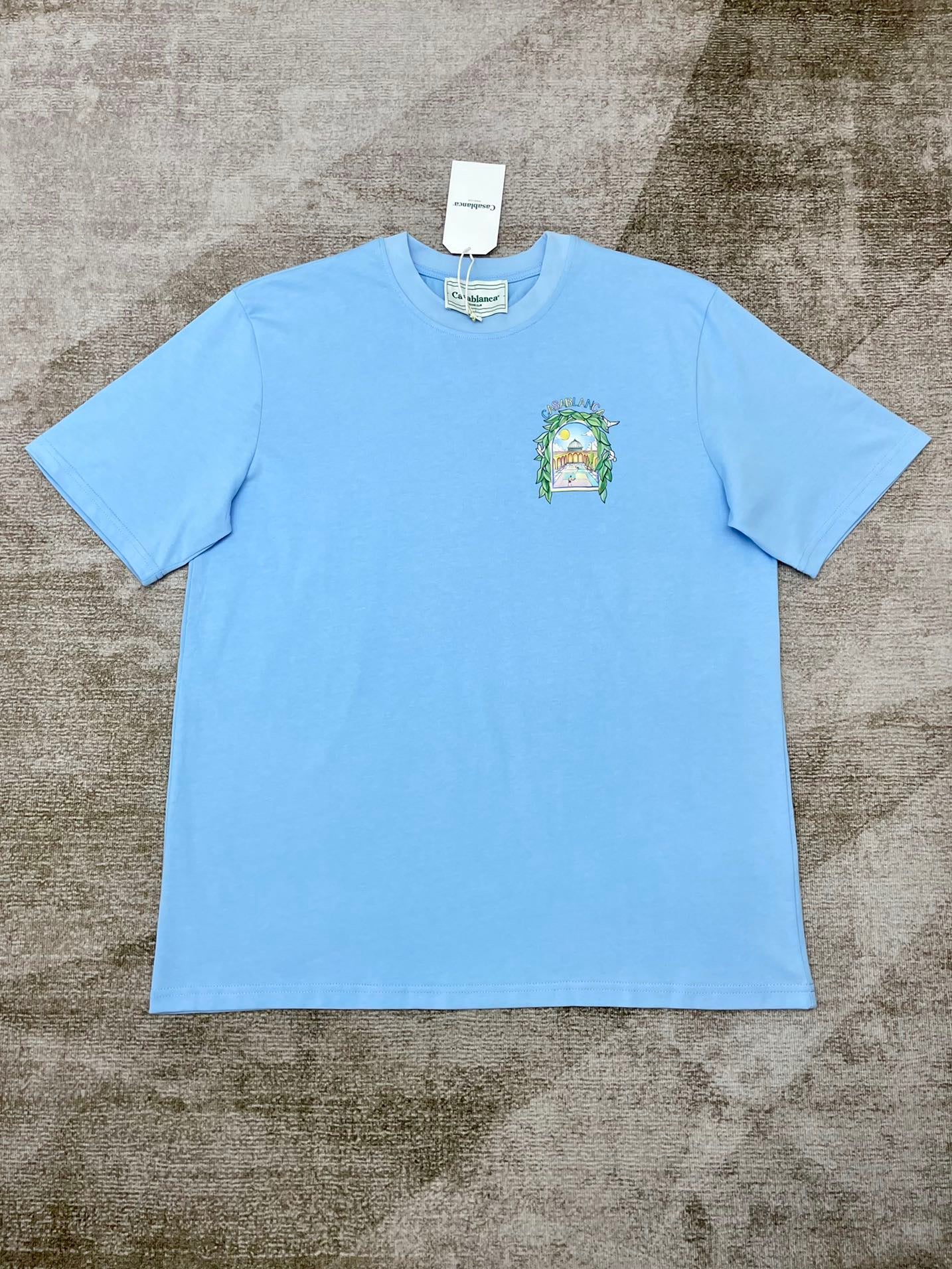 Schwarzes, himmelblaues und weißes T-Shirt