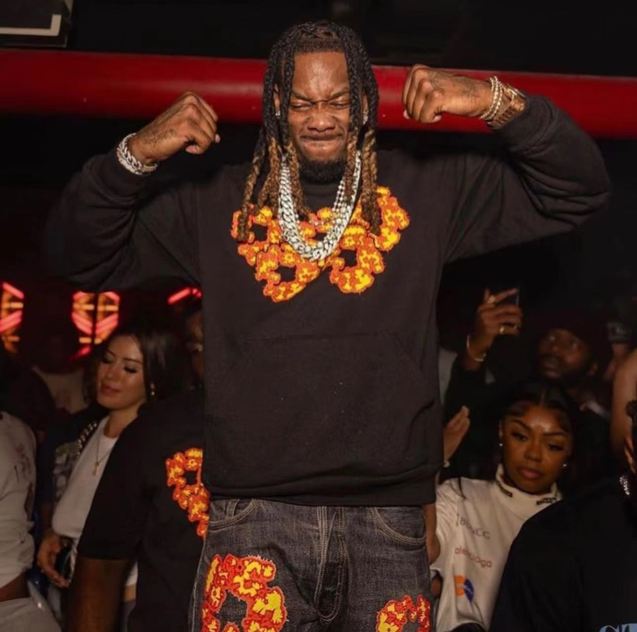 جارزة سوداء بقبعة شتوية