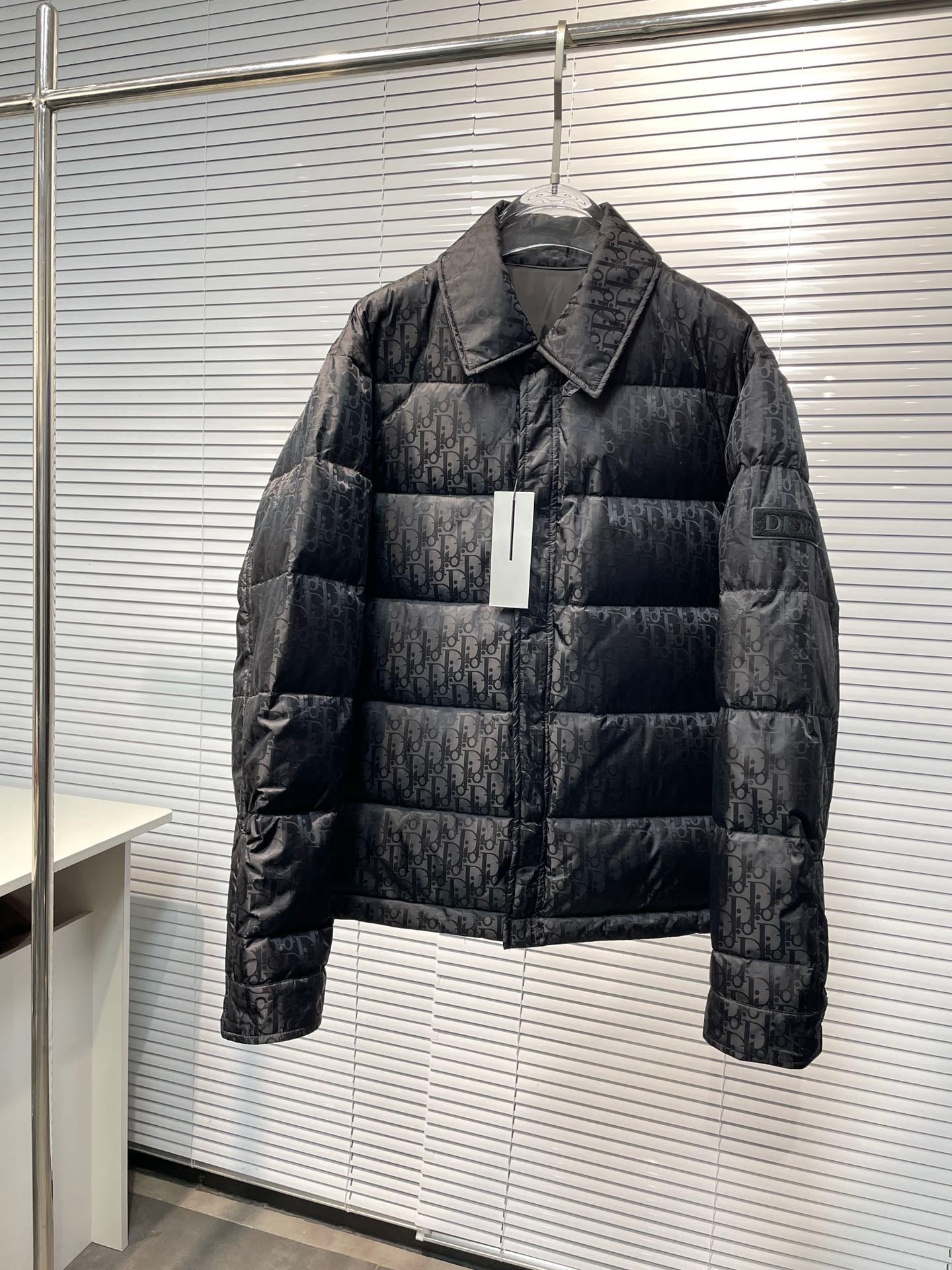 Schwarze und silbergraue Jacke