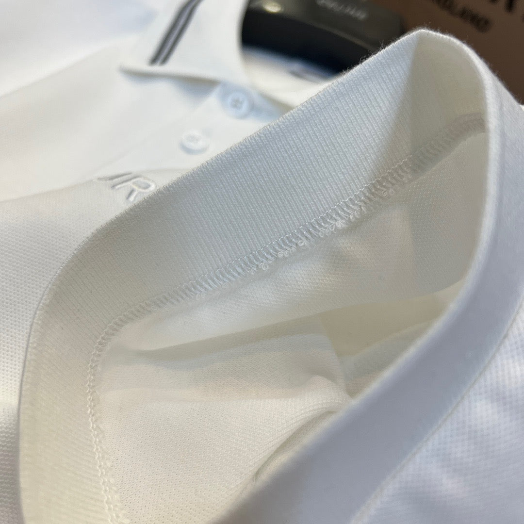 schwarzes und weißes Poloshirt