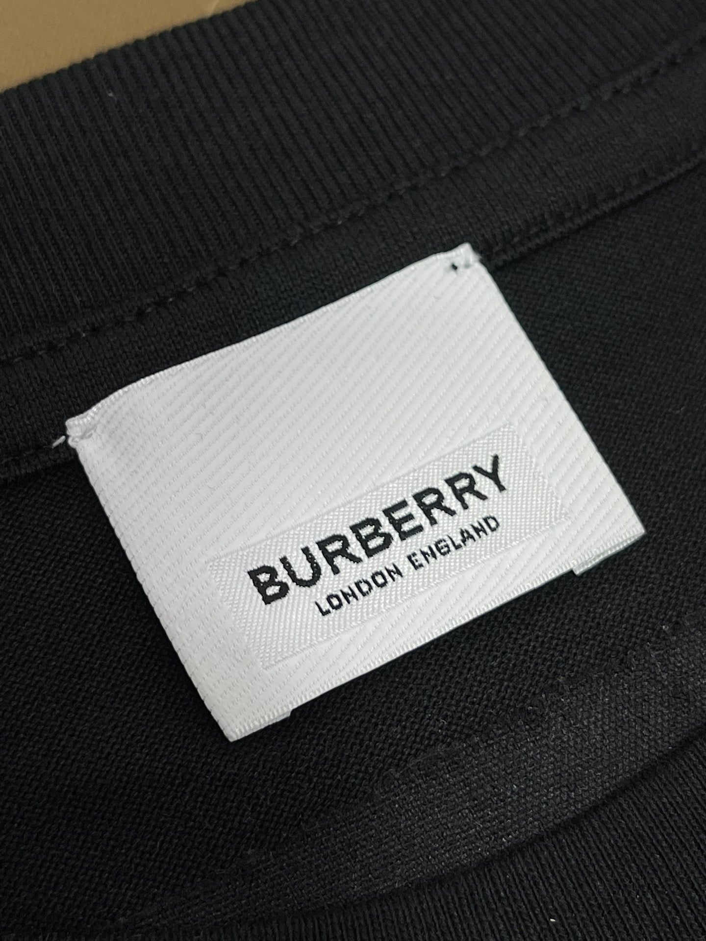 Schwarzes, weißes und blaues T-Shirt