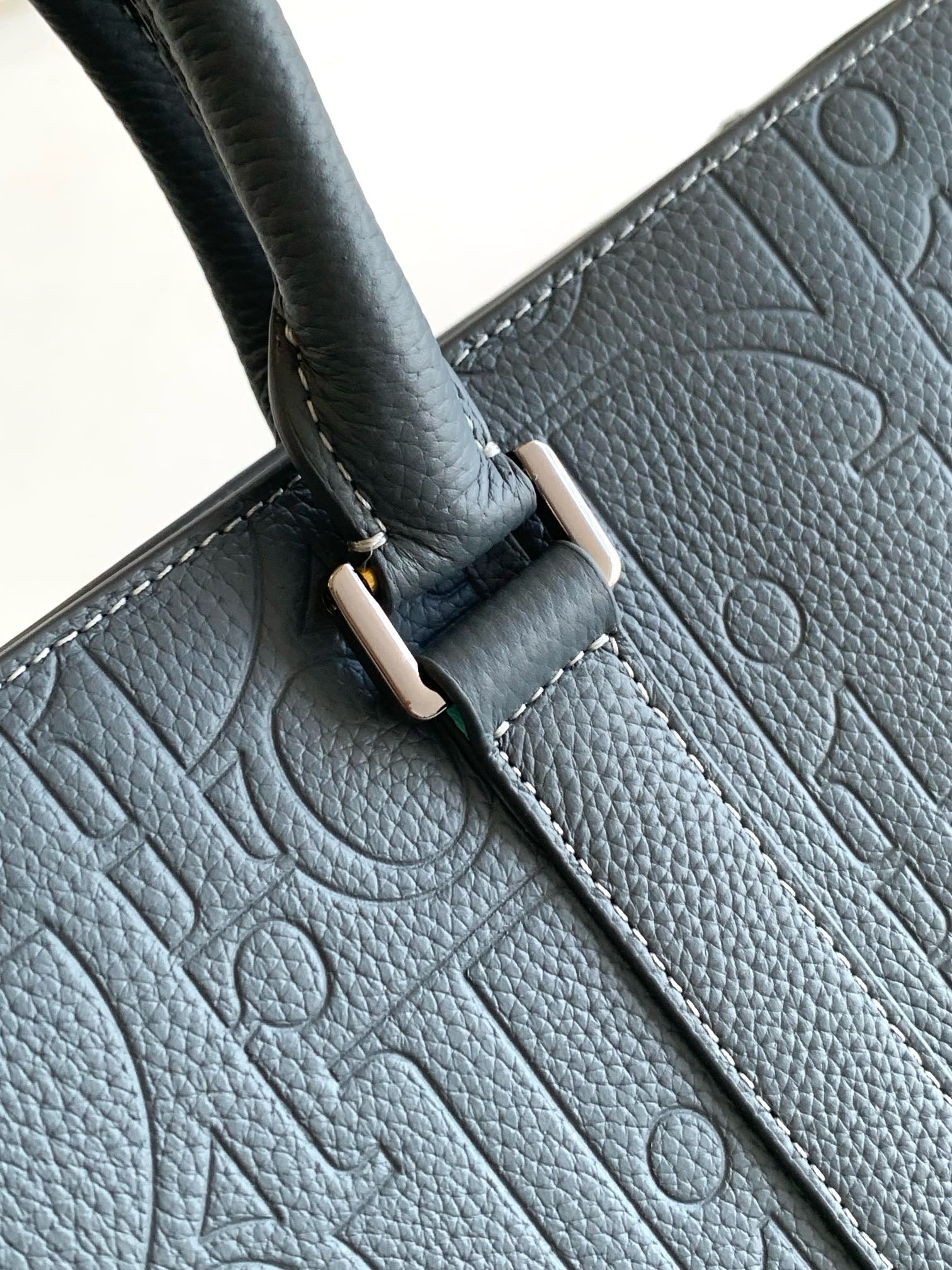 Graublaue und schwarze Tasche