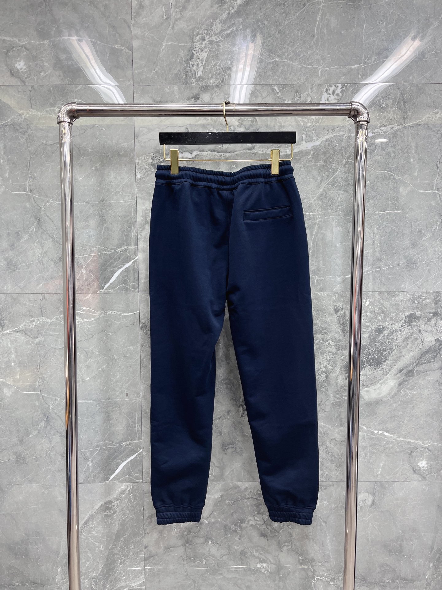 Schwarze, blaue und graue Hose