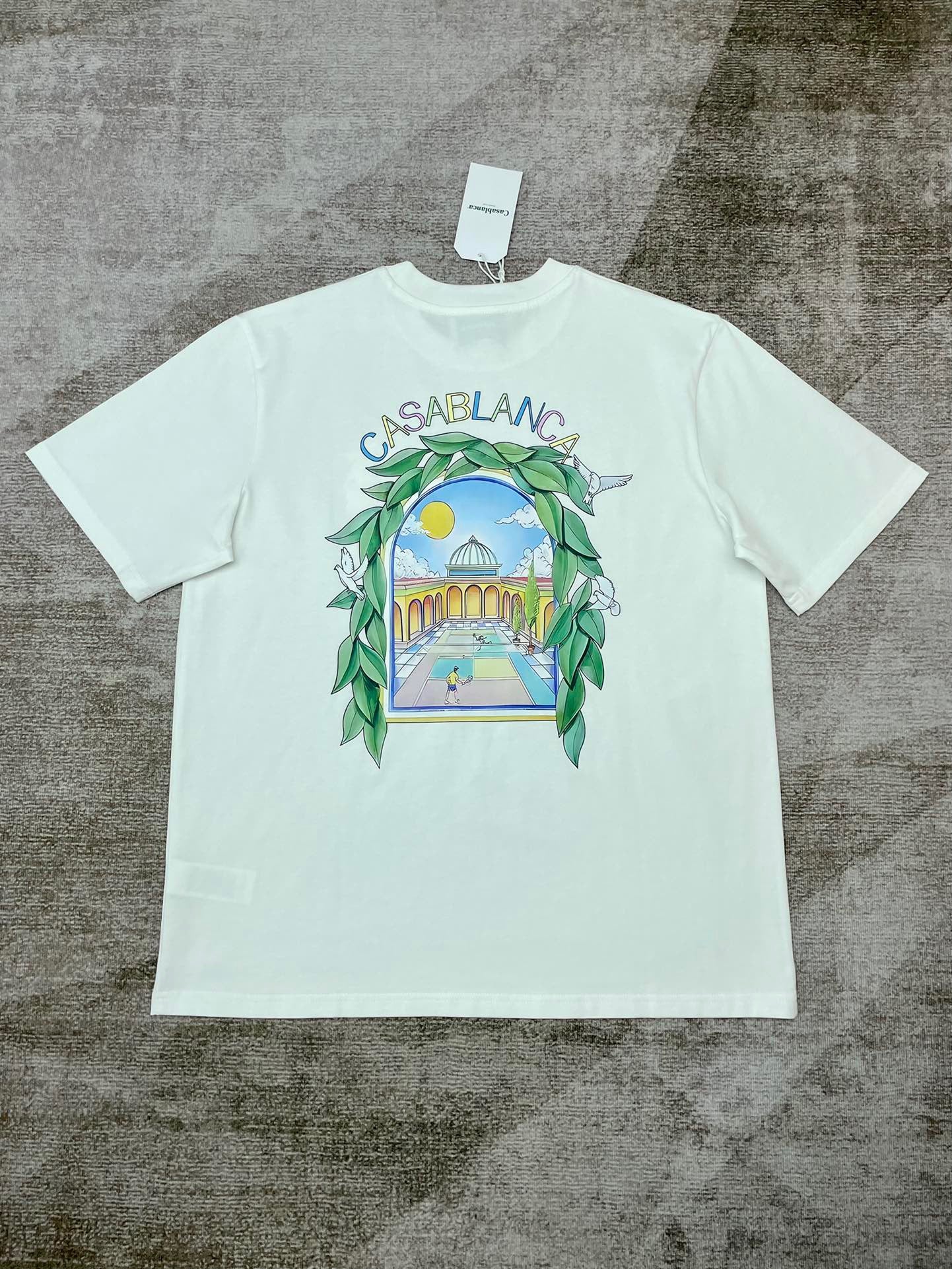 Schwarzes, himmelblaues und weißes T-Shirt