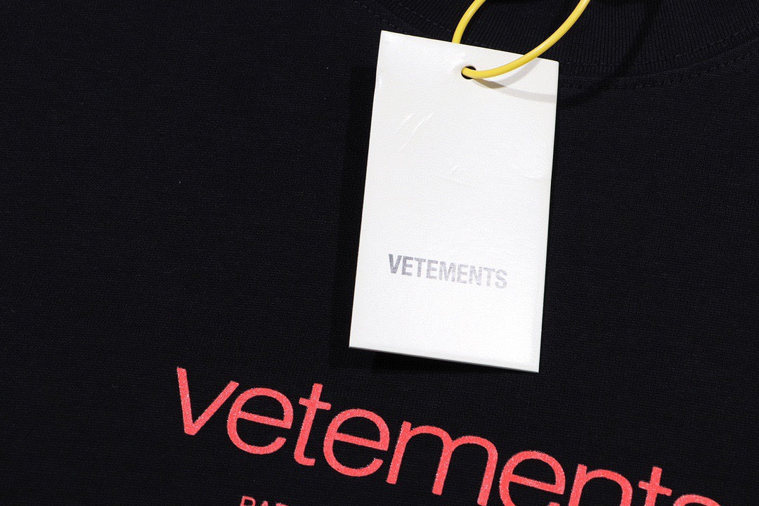 Schwarz-weißes T-Shirt