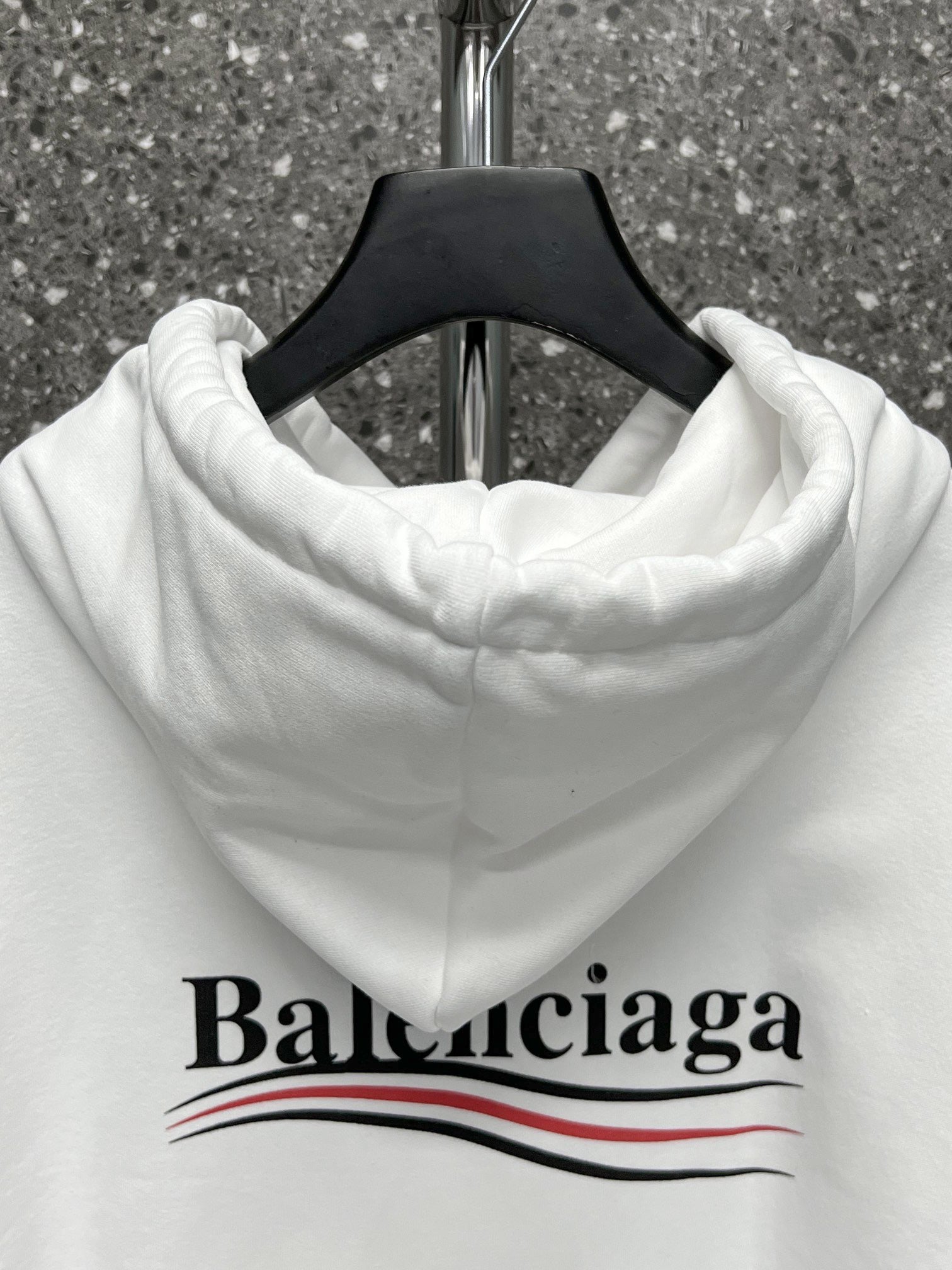 weißer und schwarzer Pullover mit einer Kapuze