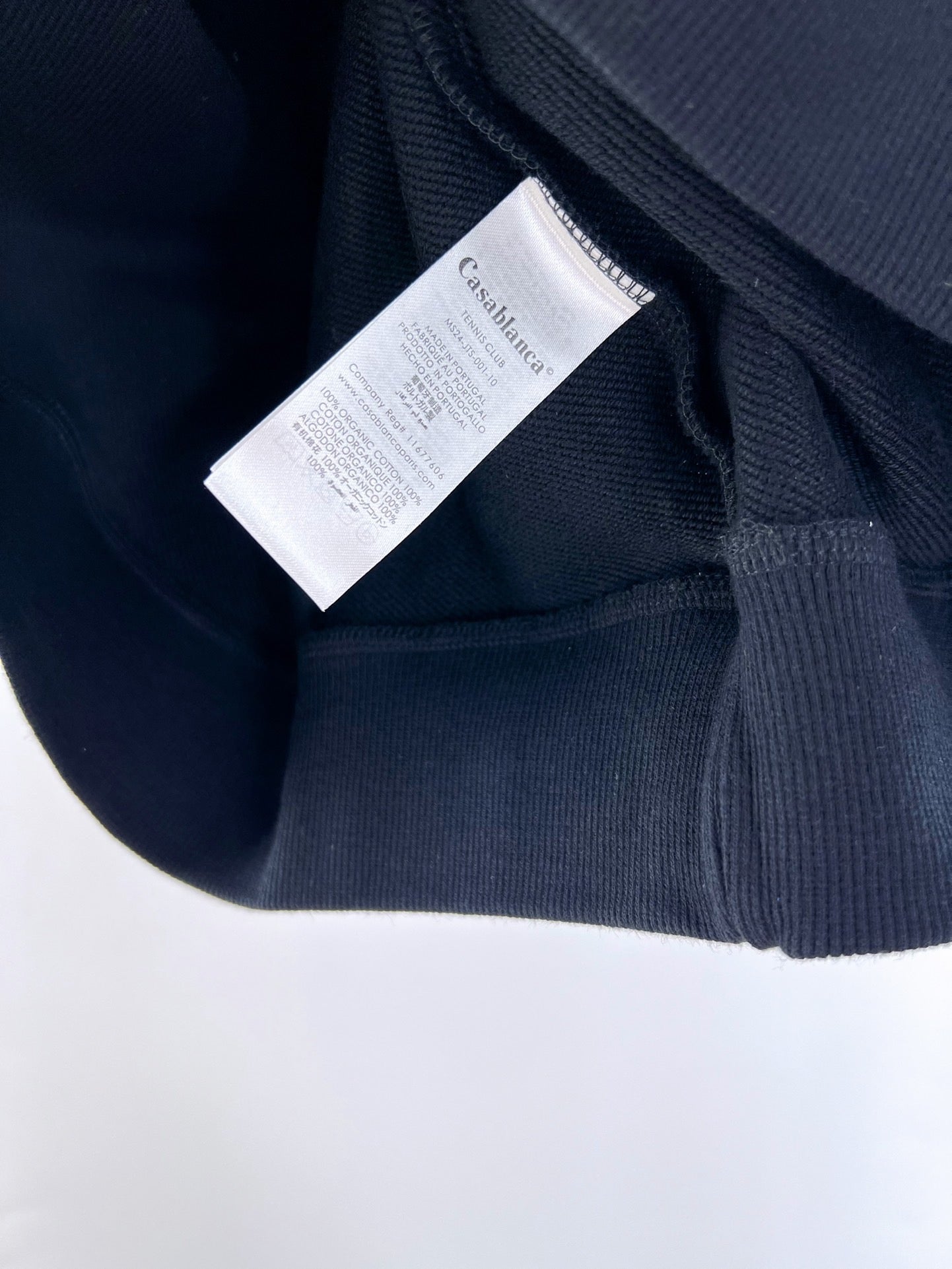 Schwarz-weißer Kapuzenpullover