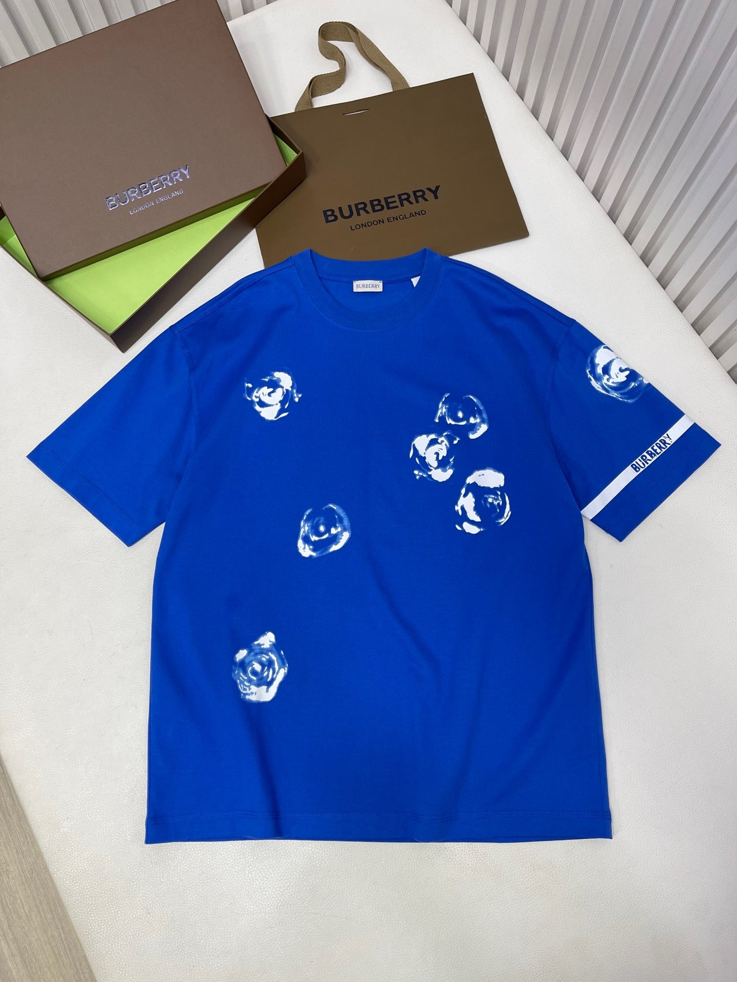 Weißes und himmelblaues T-Shirt