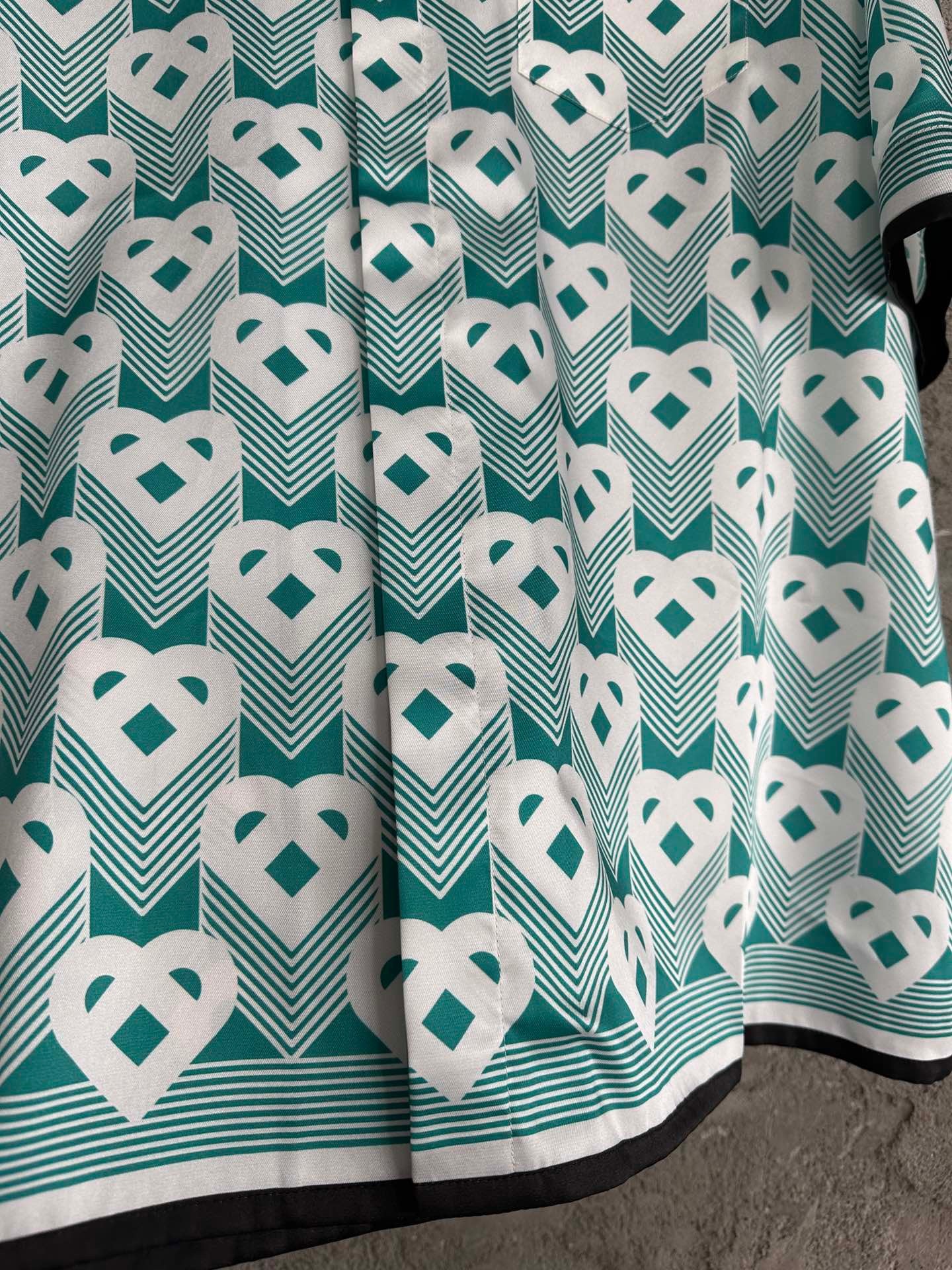 قميص متعدد الألوان