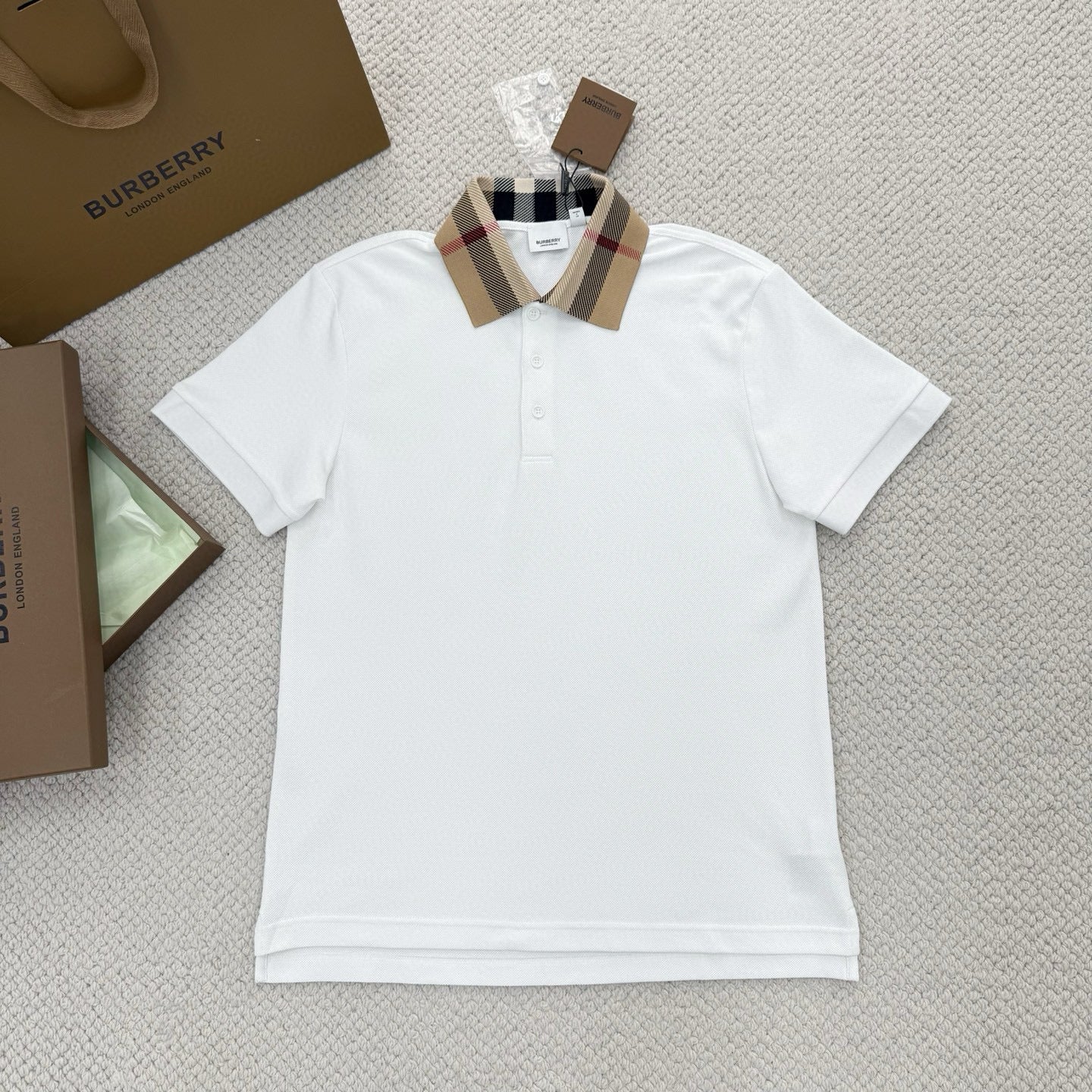 schwarzes und weißes Poloshirt