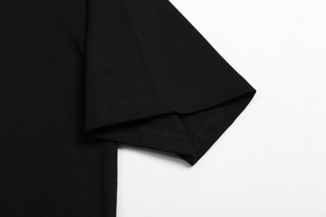 Schwarz-weißes T-Shirt