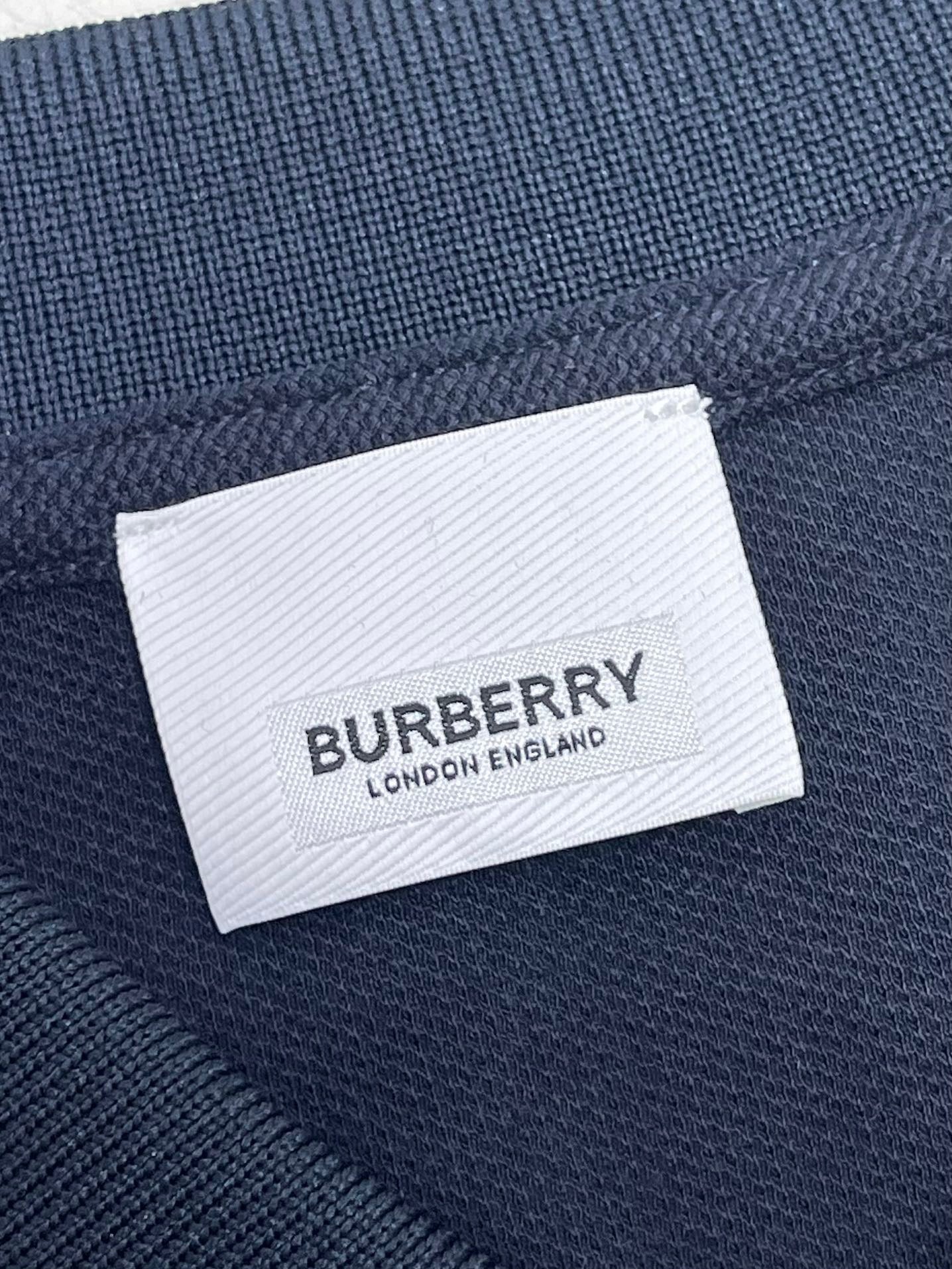 Poloshirt in Schwarz, Weiß, Marineblau und Hellblau