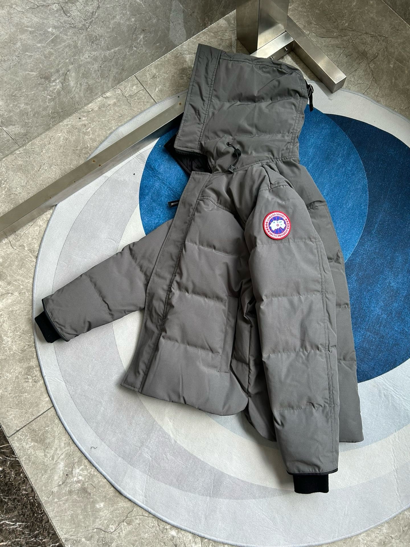 Weiße, graue, blaue und schwarze Jacke