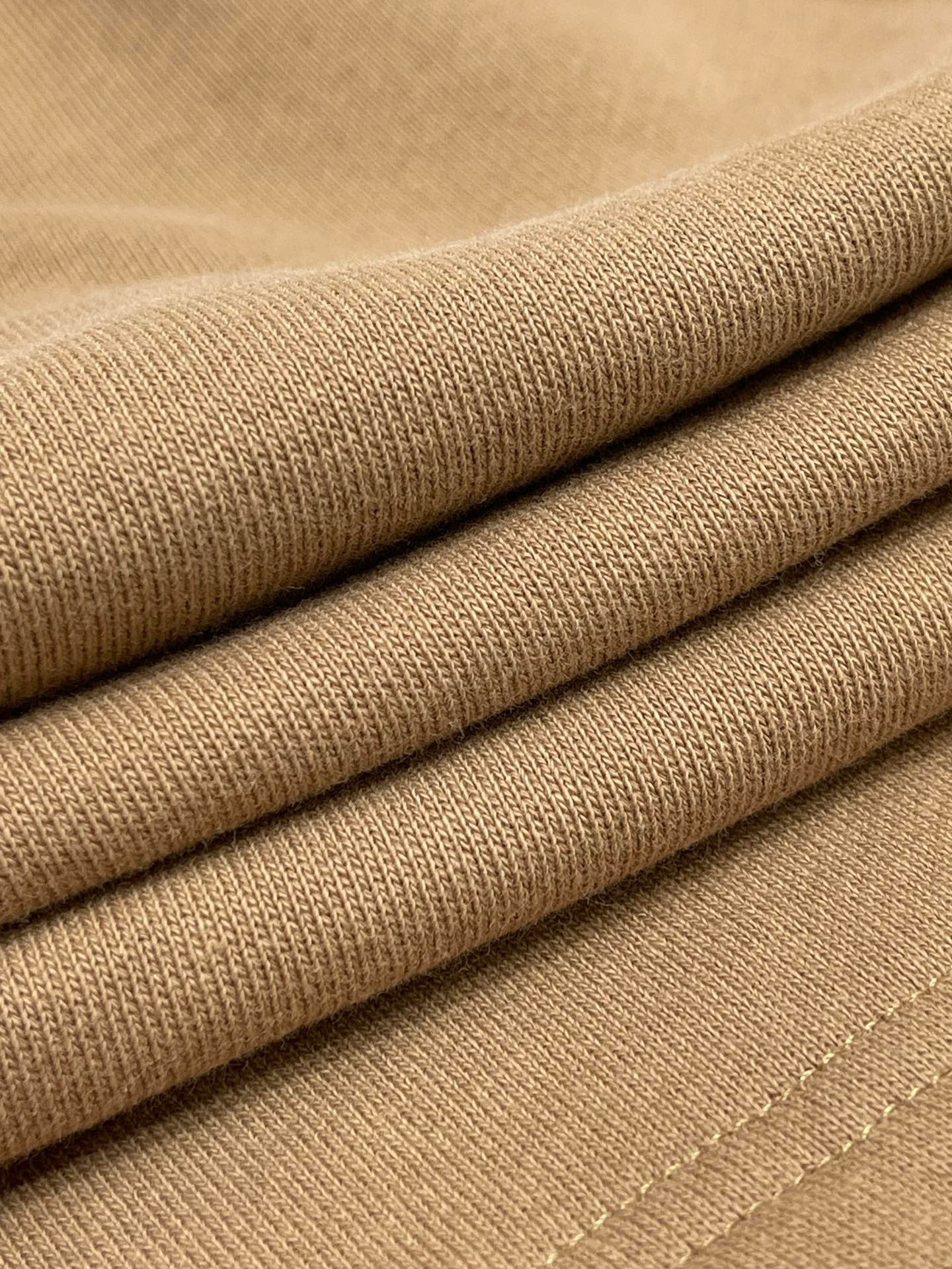 Schwarze und khakifarbene Shorts