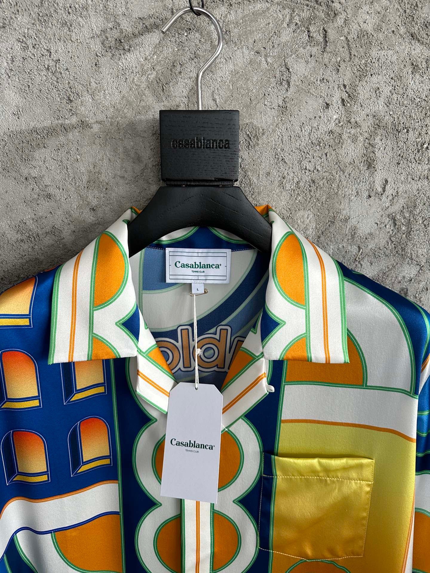 قميص متعدد الألوان