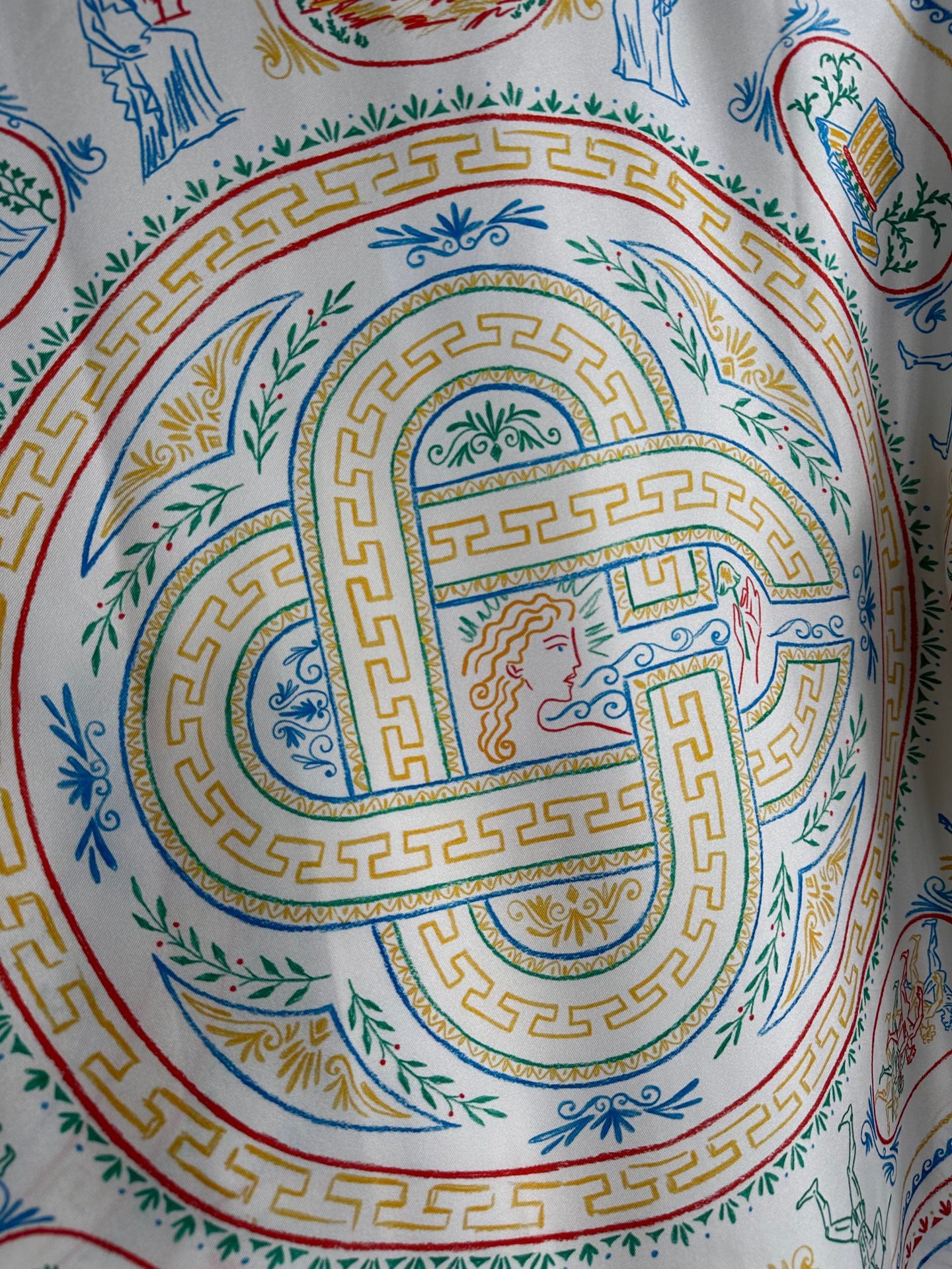 قميص متعدد الألوان