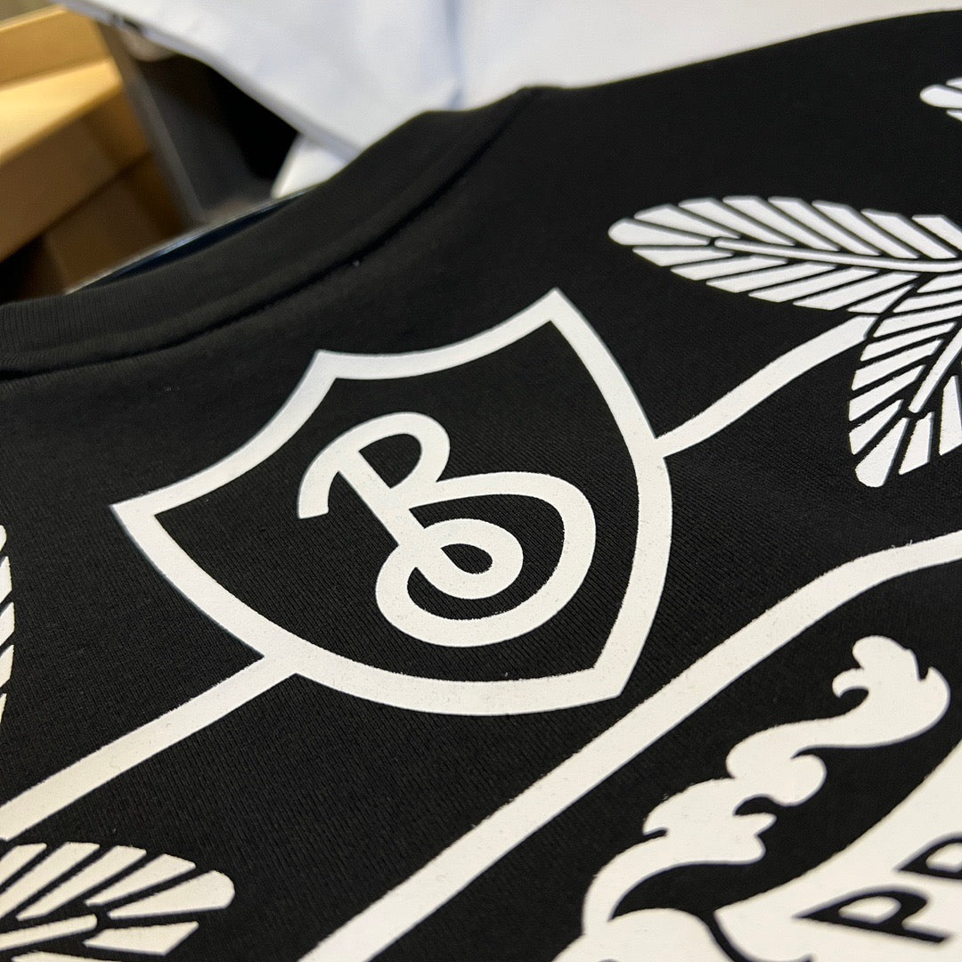 Schwarz-weißes T-Shirt