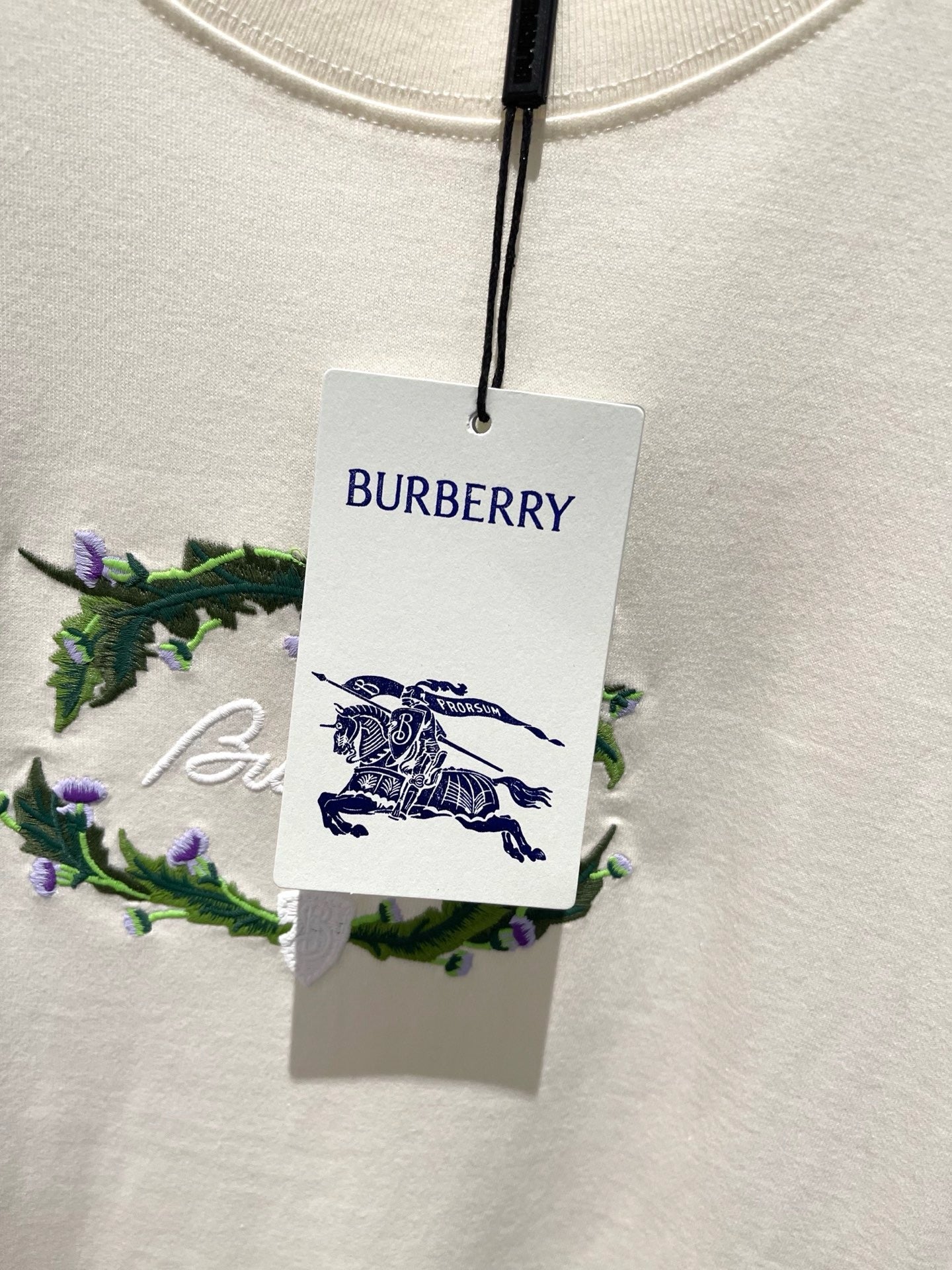 تي شيرت أبيض وأسود