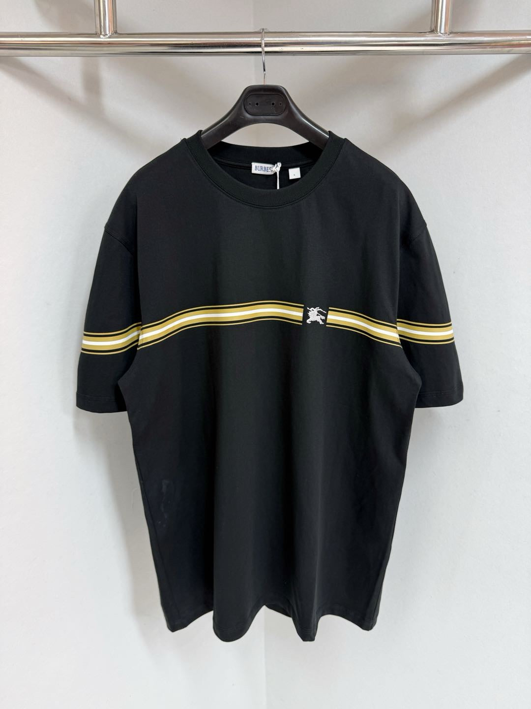 Schwarz-weißes T-Shirt