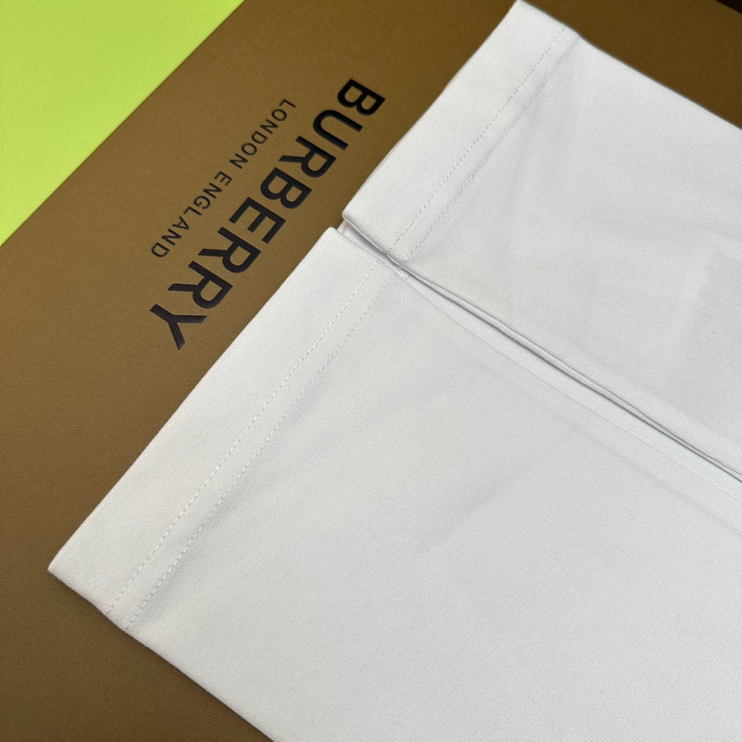 Weißes und schwarzes T-Shirt