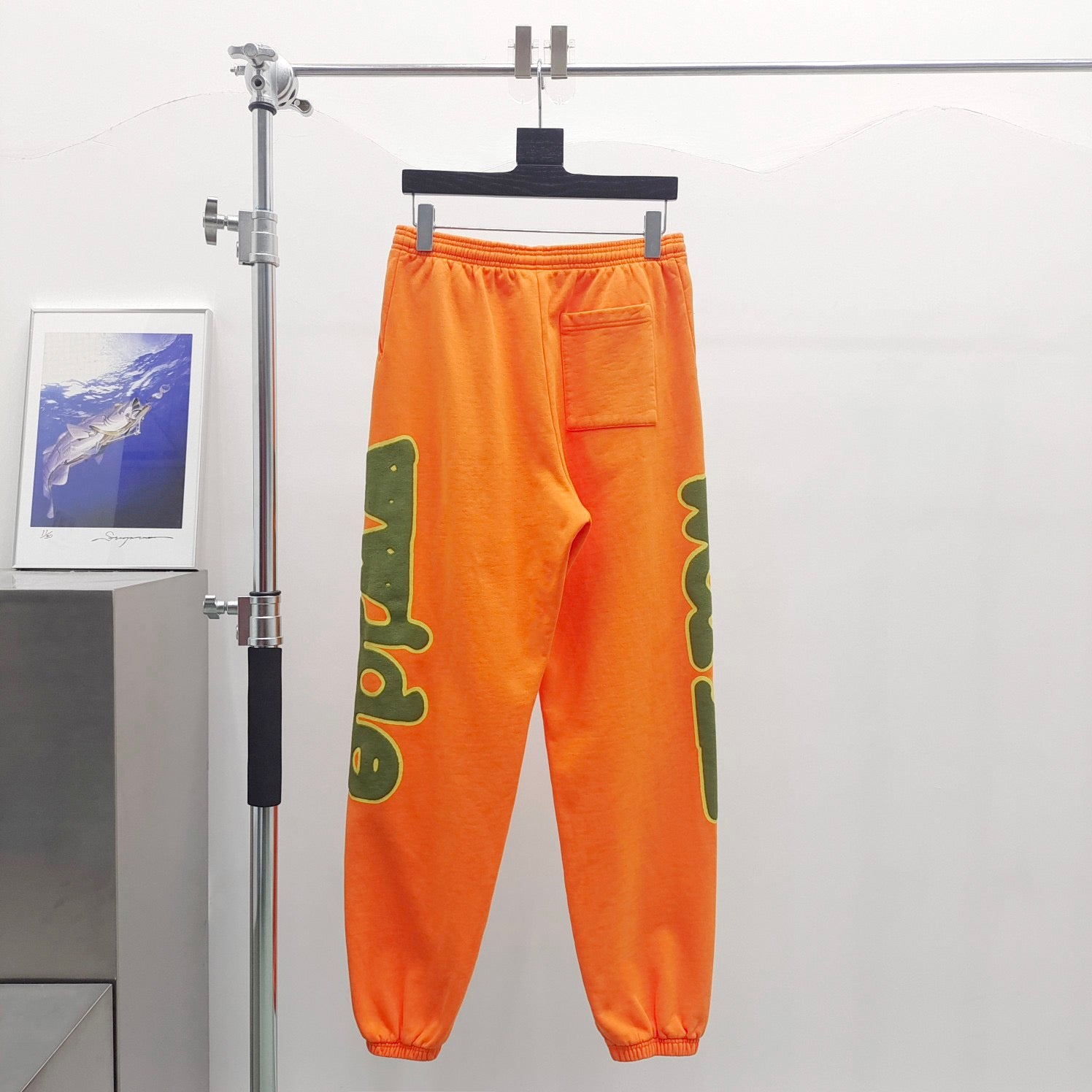 Orangefarbene Hose