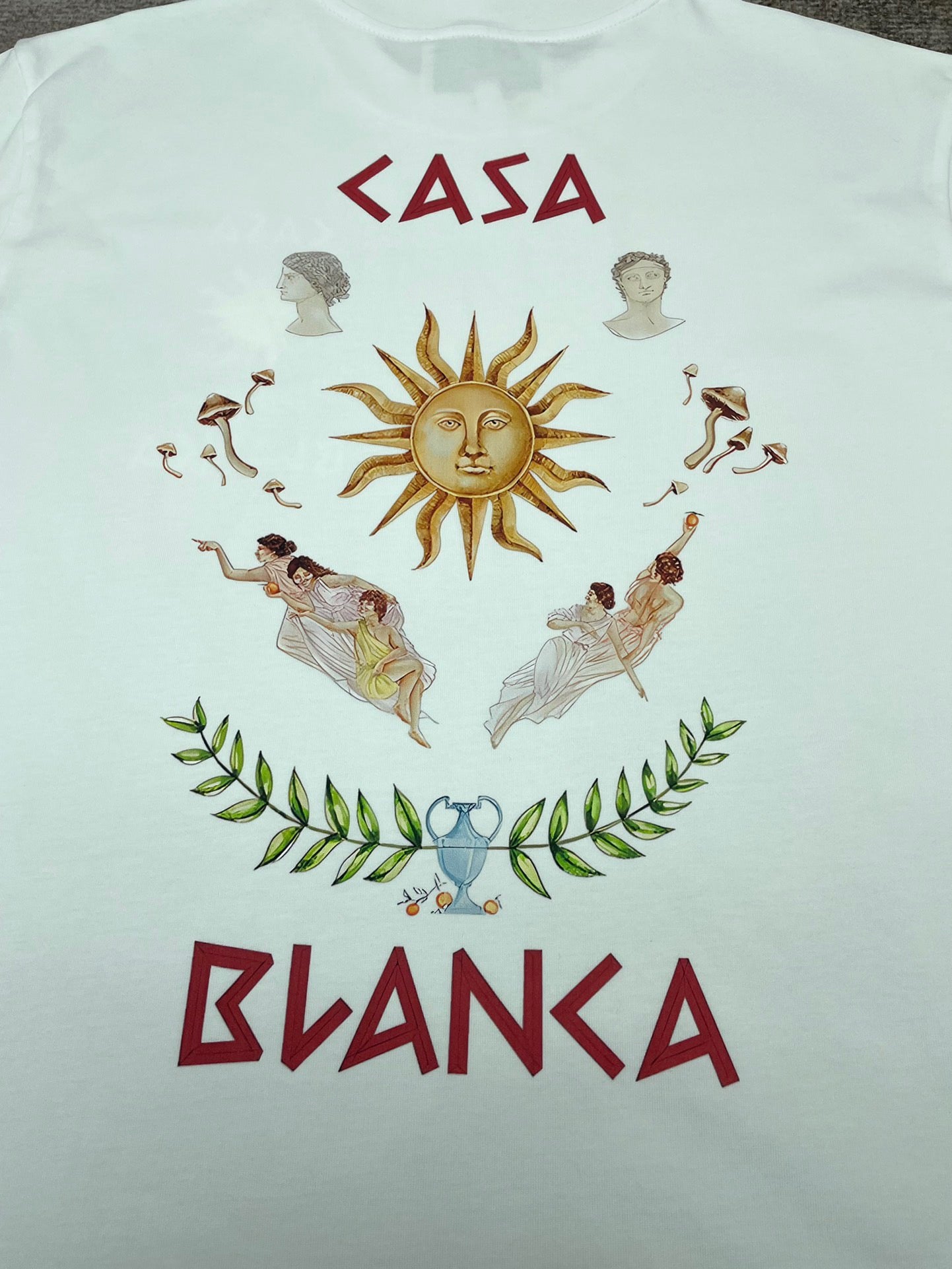 Schwarz-weißes T-Shirt