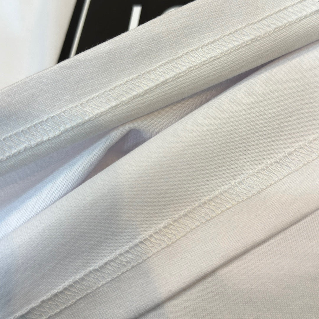 Schwarzes, weißes, khakifarbenes und graues T-Shirt