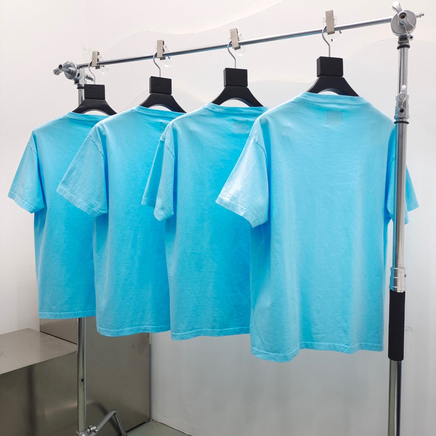 T-Shirt in Seeblau und Off-White
