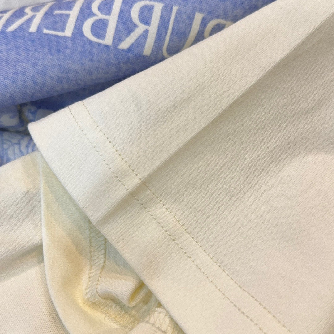 Weißes und blaues T-Shirt