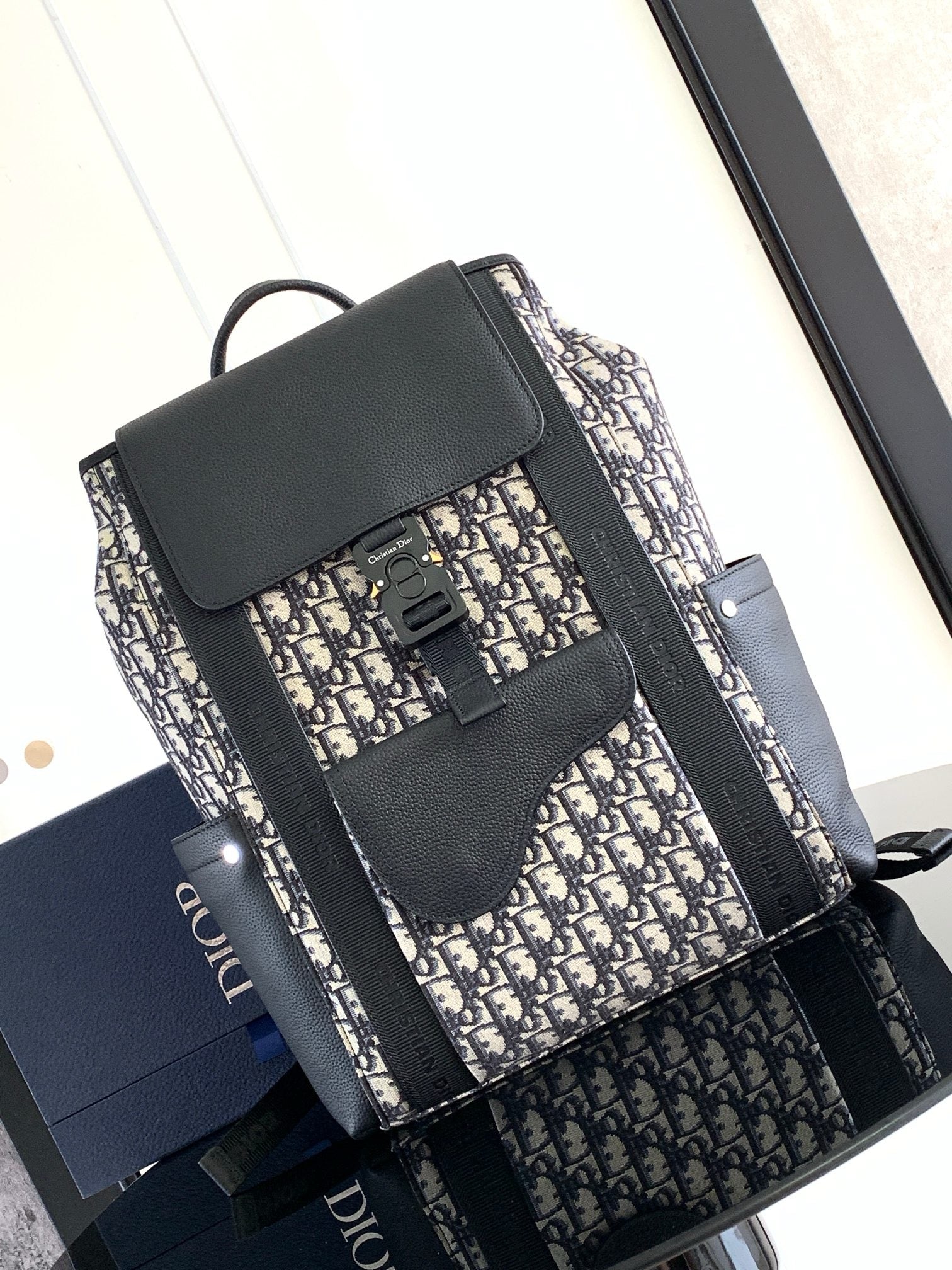 Aprikosen- und schwarze Tasche