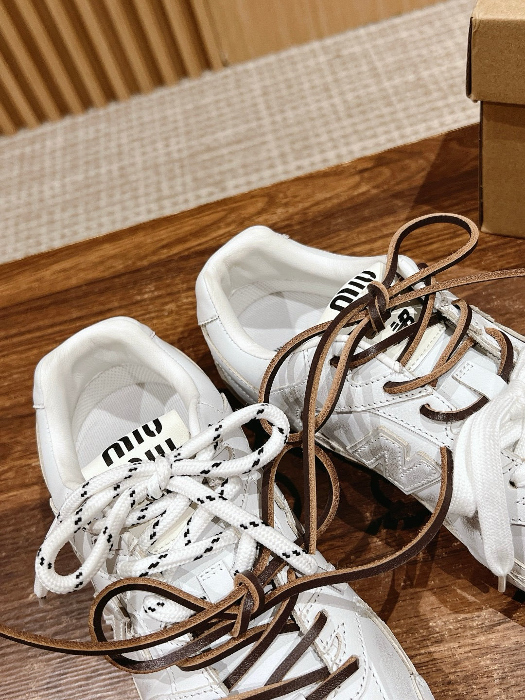 أحذية متعددة الألوان