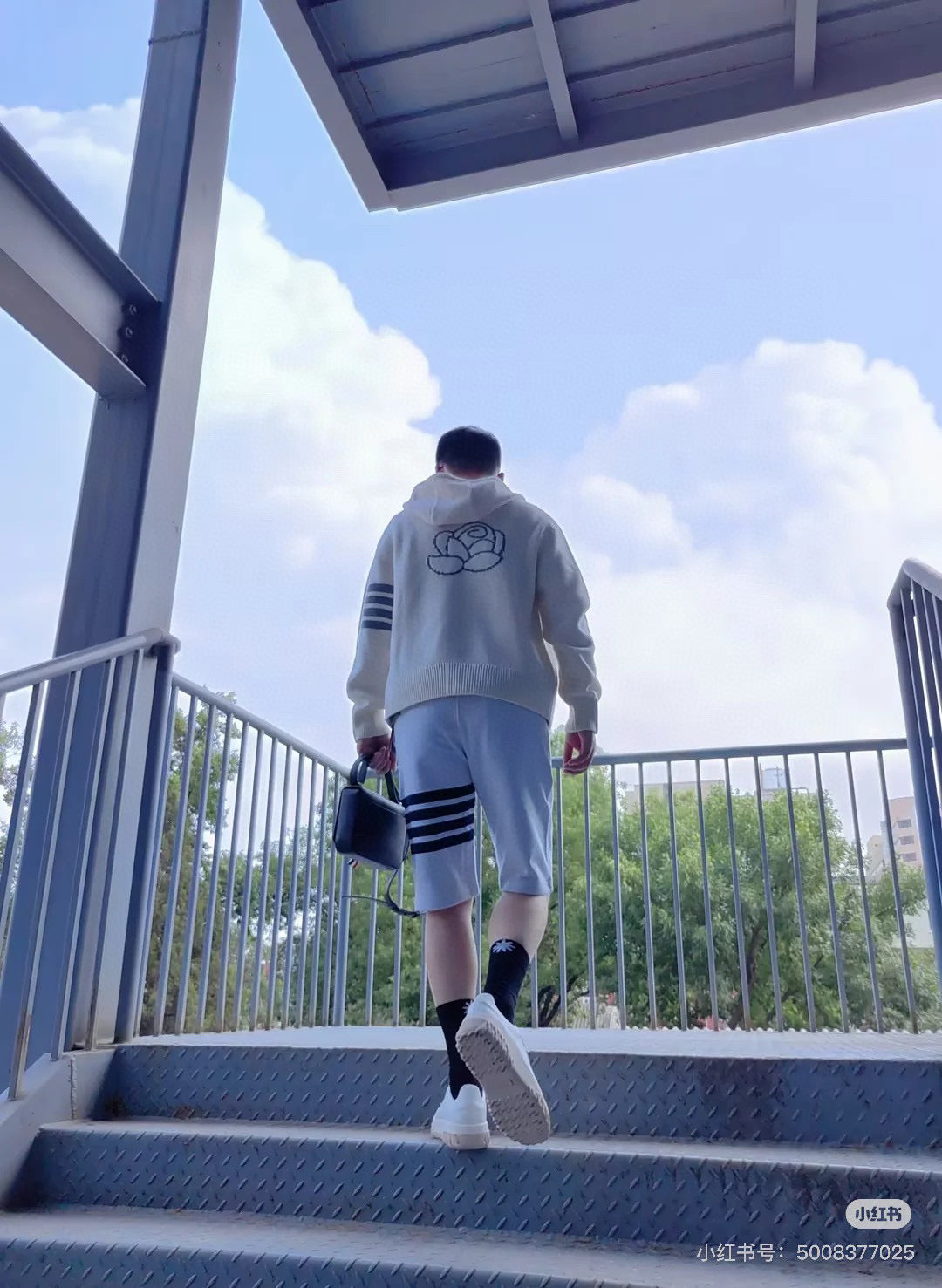 سترة متعددة الألوان