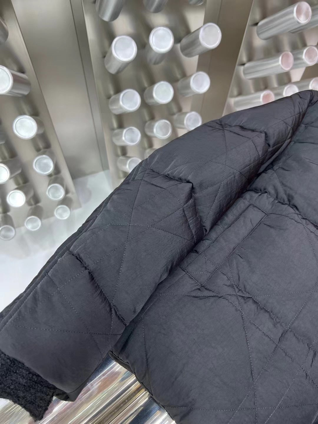 Schwarze und hellblaue Jacke