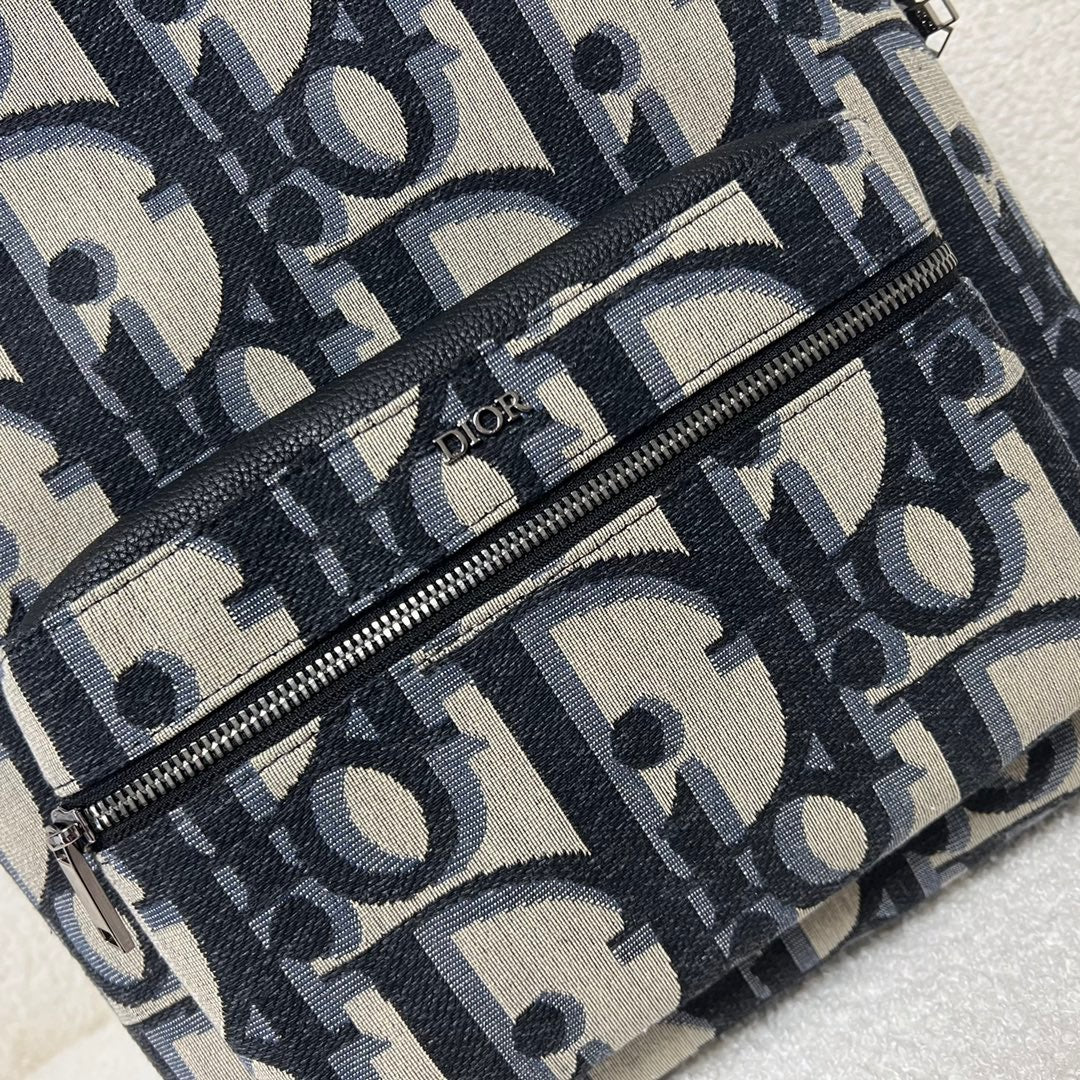 Bolso oblicuo negro y clásico
