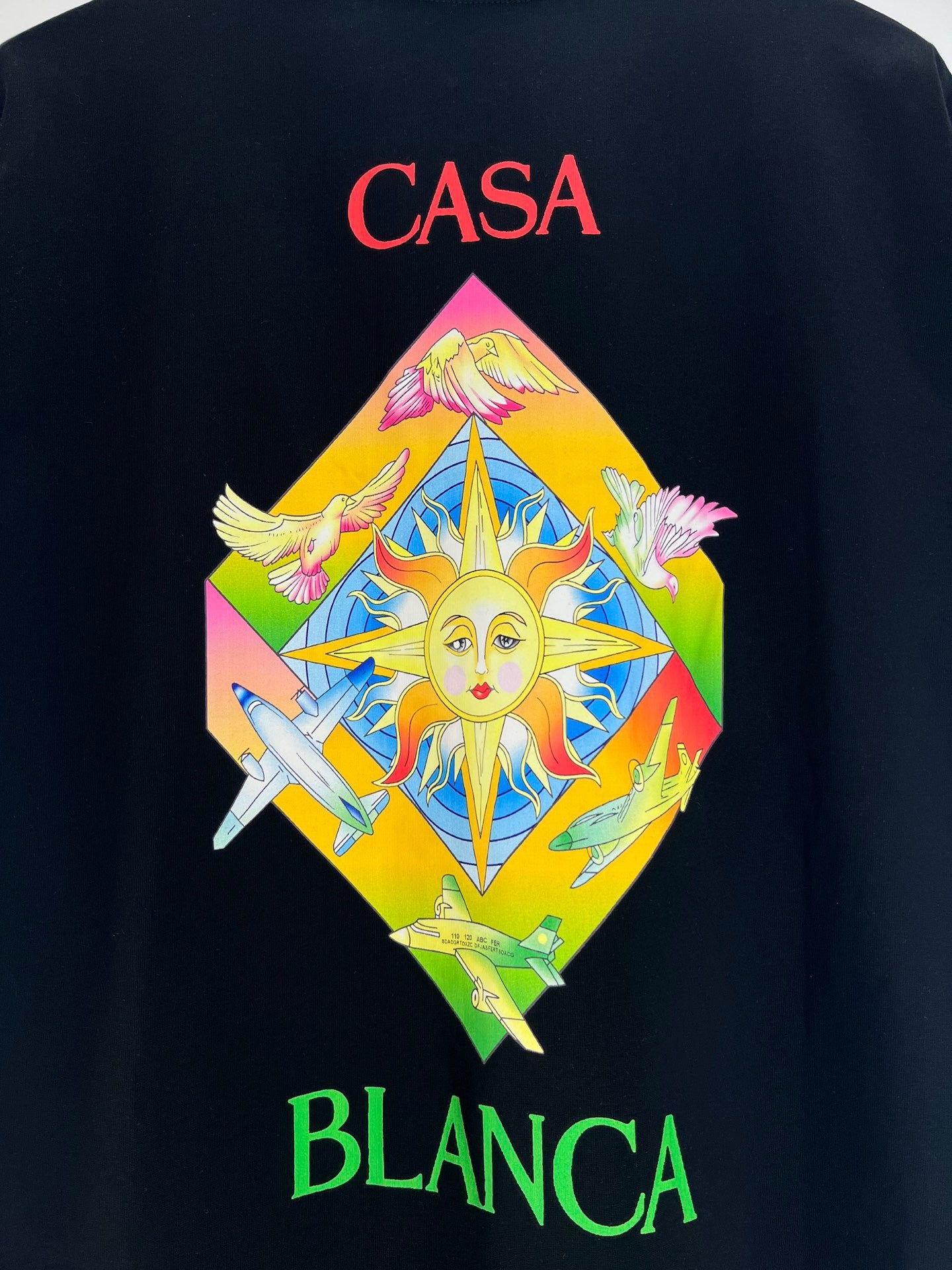 Camiseta azul y blanca