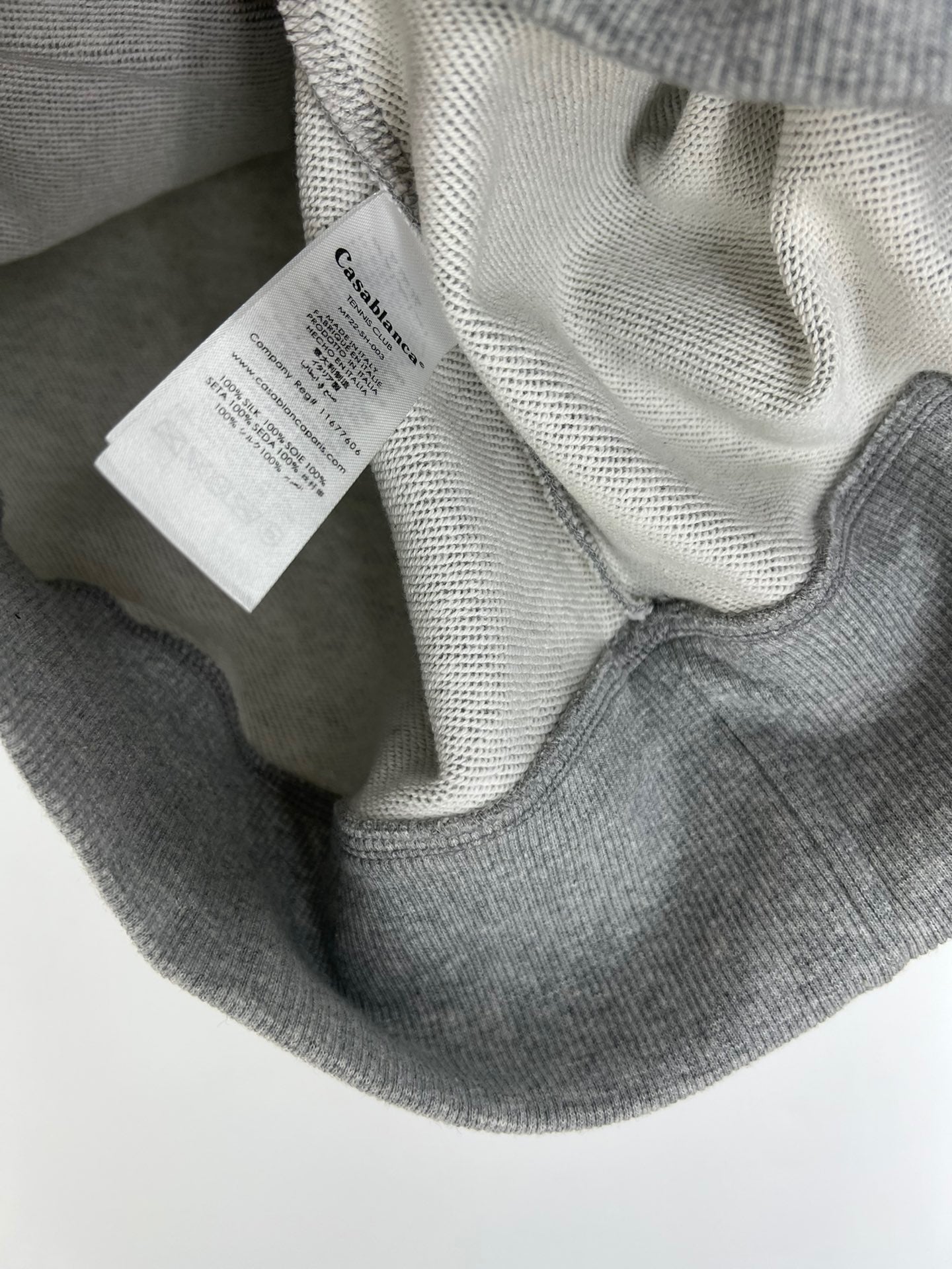 weißes und graues Sweatshirt