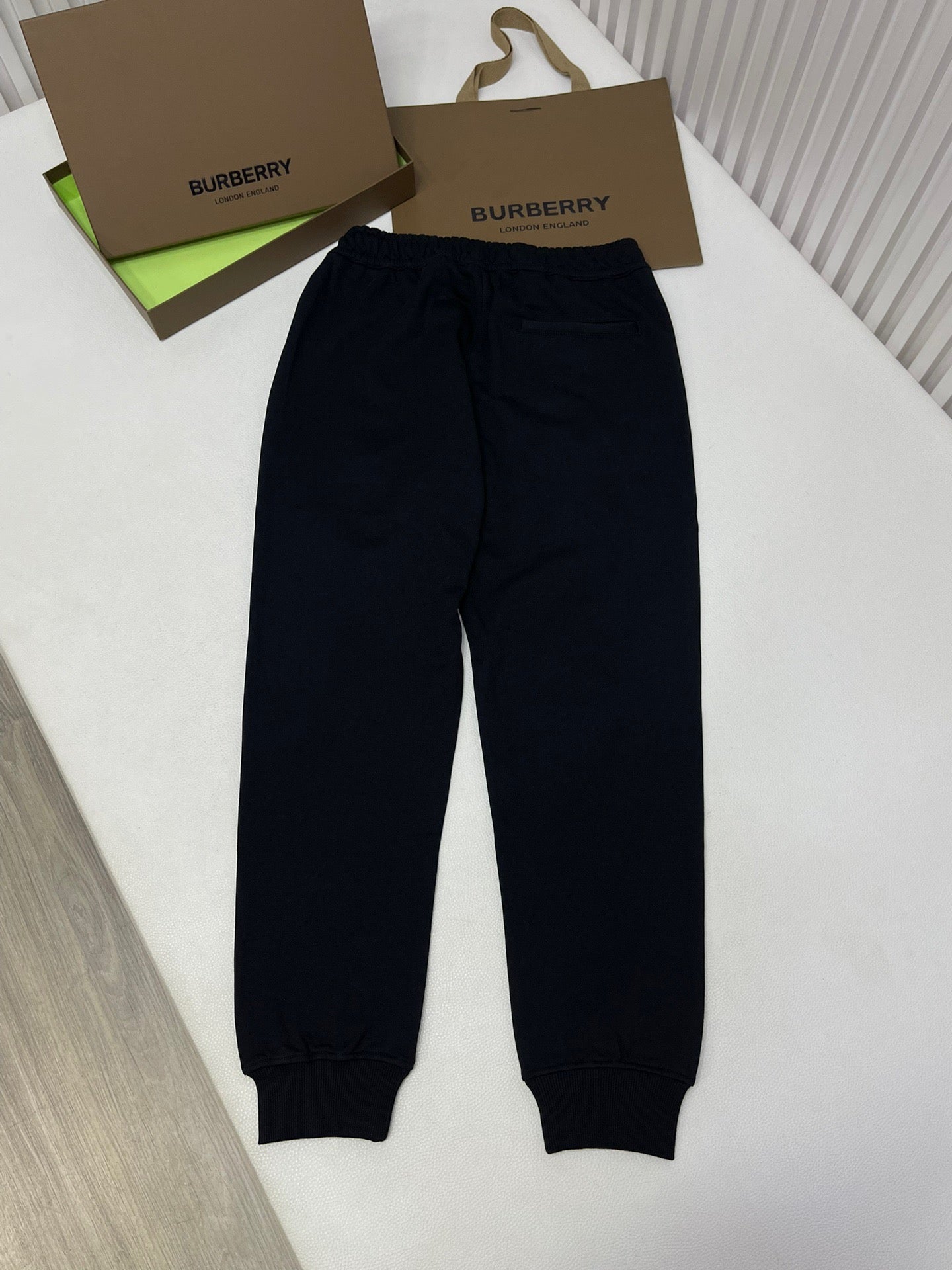 Schwarze Hosen