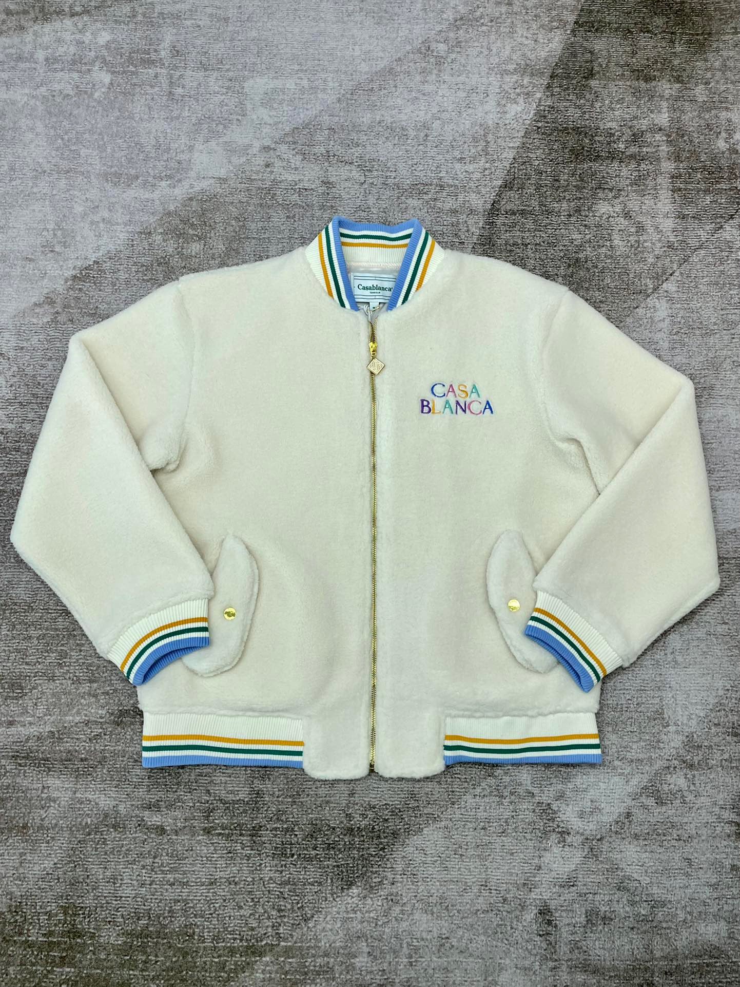 سترة سوداء وبيج