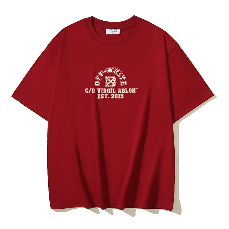 Rotes, schwarzes, blaues und weißes T-Shirt