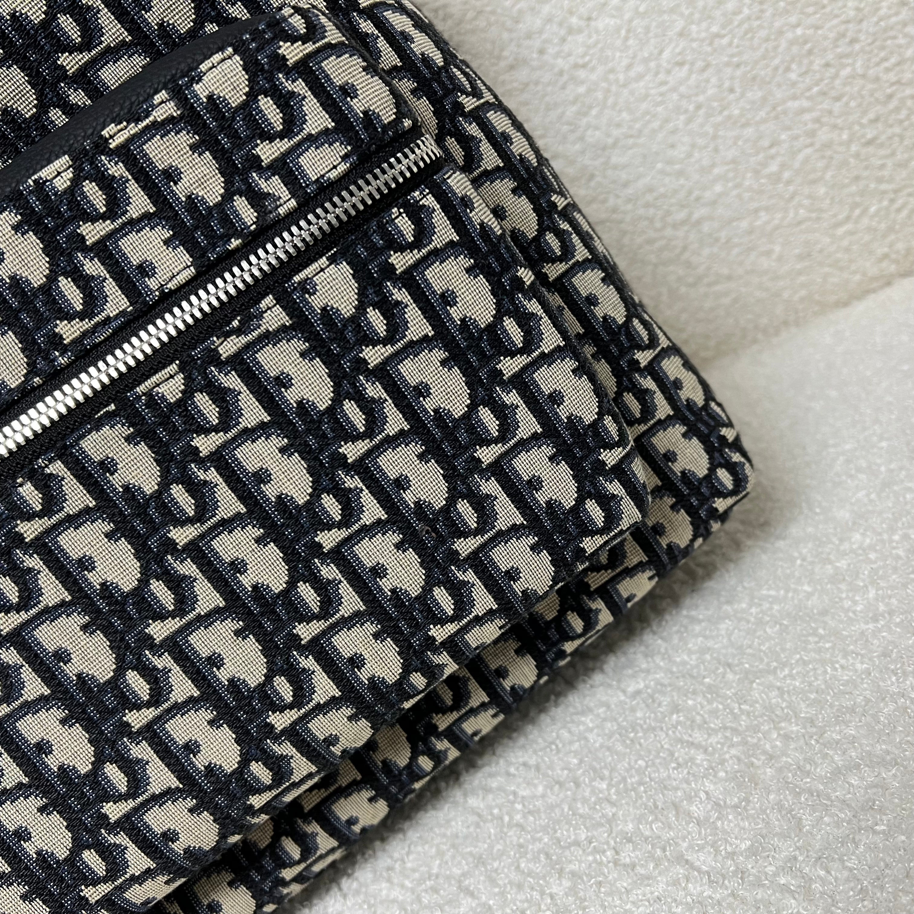 Blaue und schwarzgraue Tasche