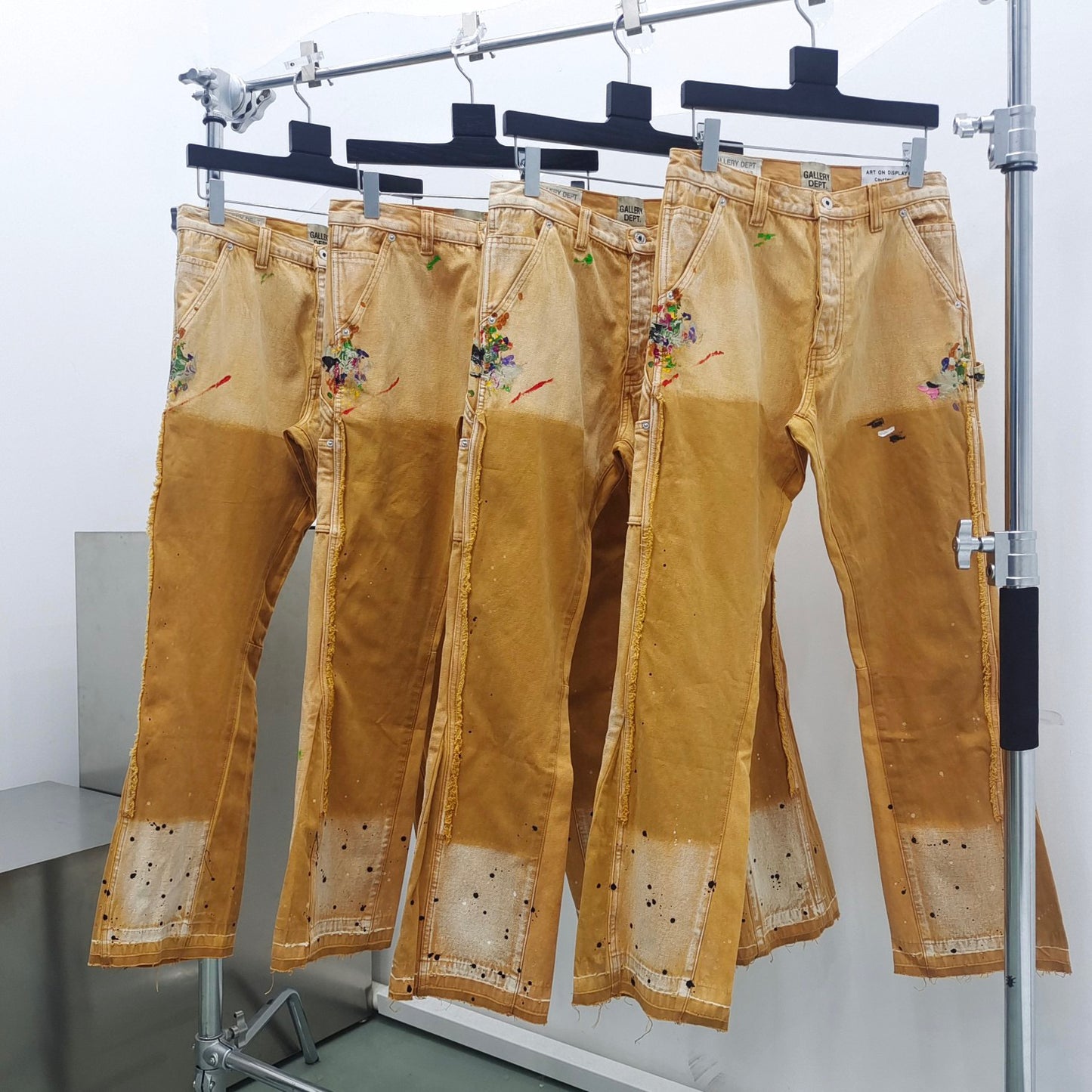 Gelbgraue Hose