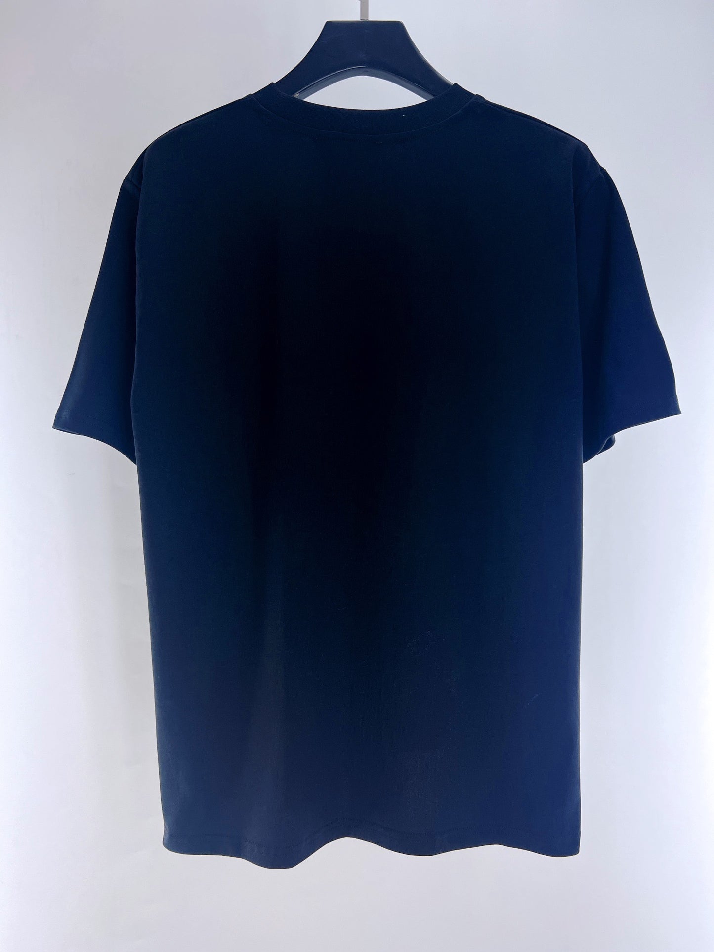 Camiseta azul y blanca