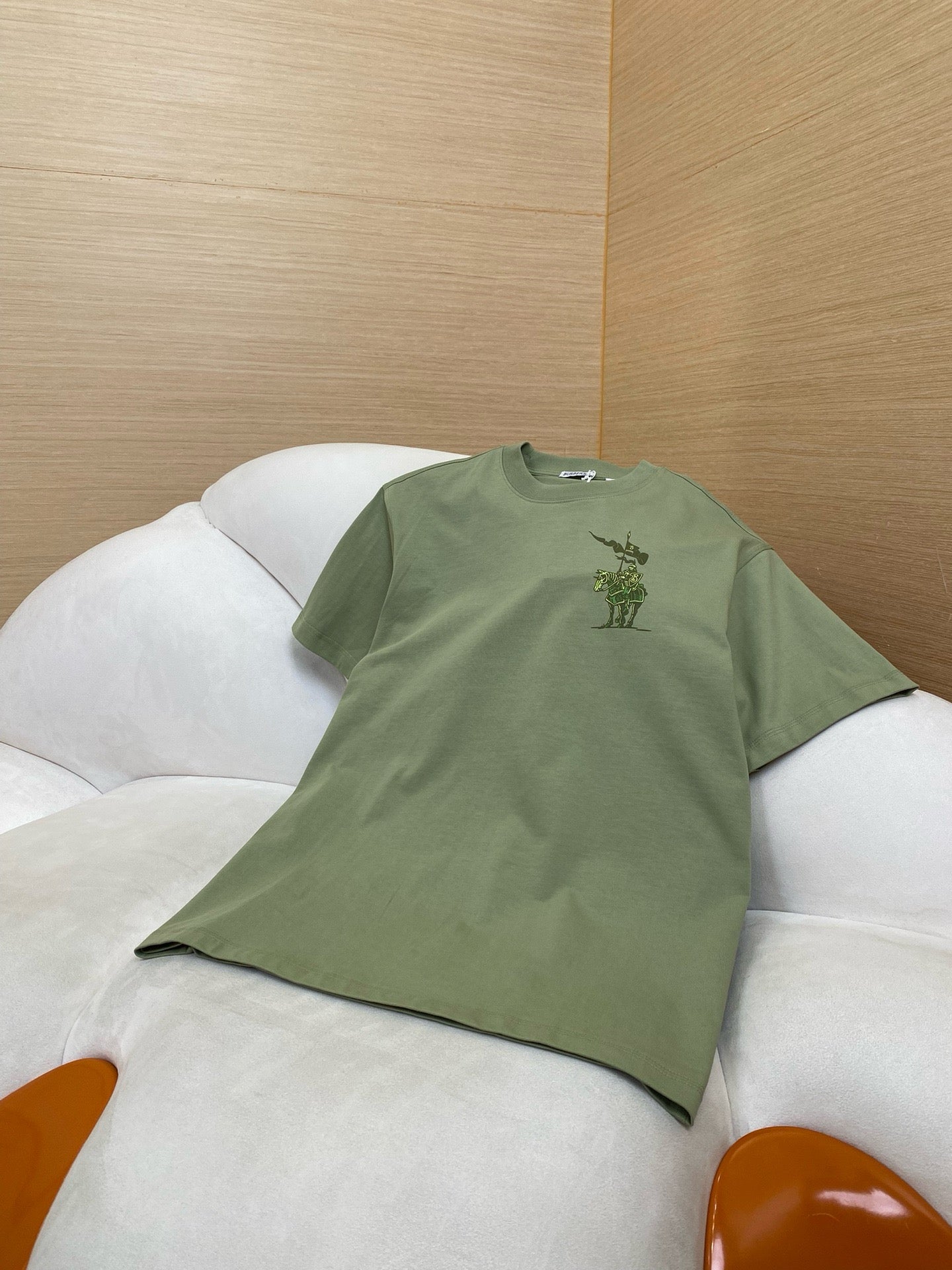 Grün-weißes T-Shirt