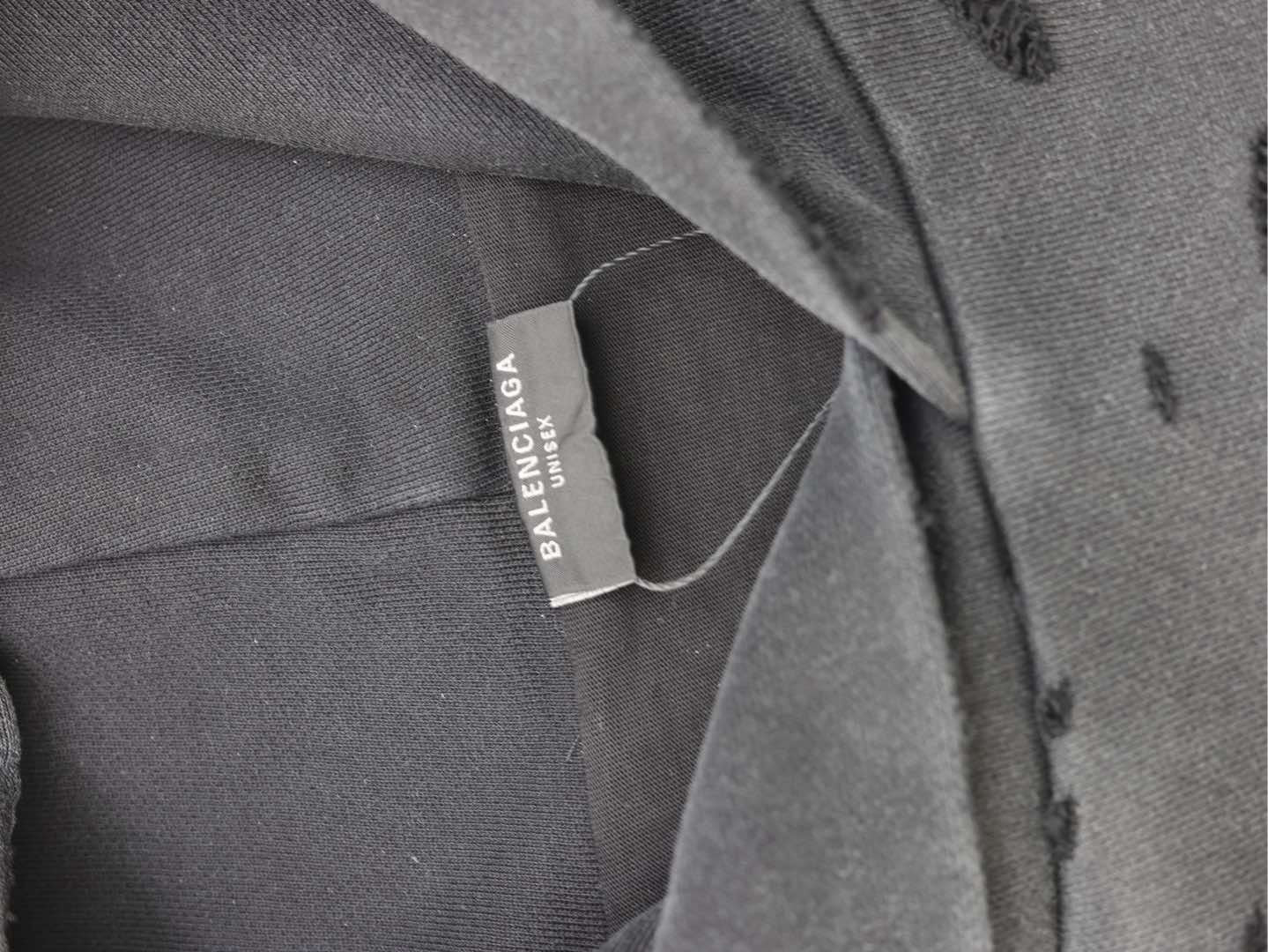 Blauer und schwarzer Kapuzenpullover