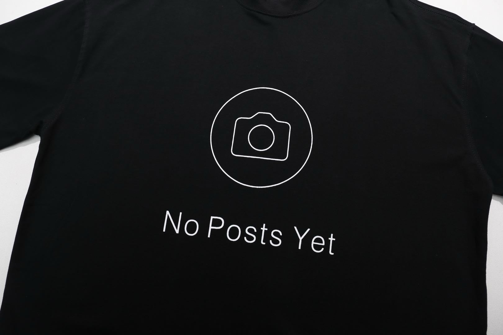 Weißes und schwarzes T-Shirt