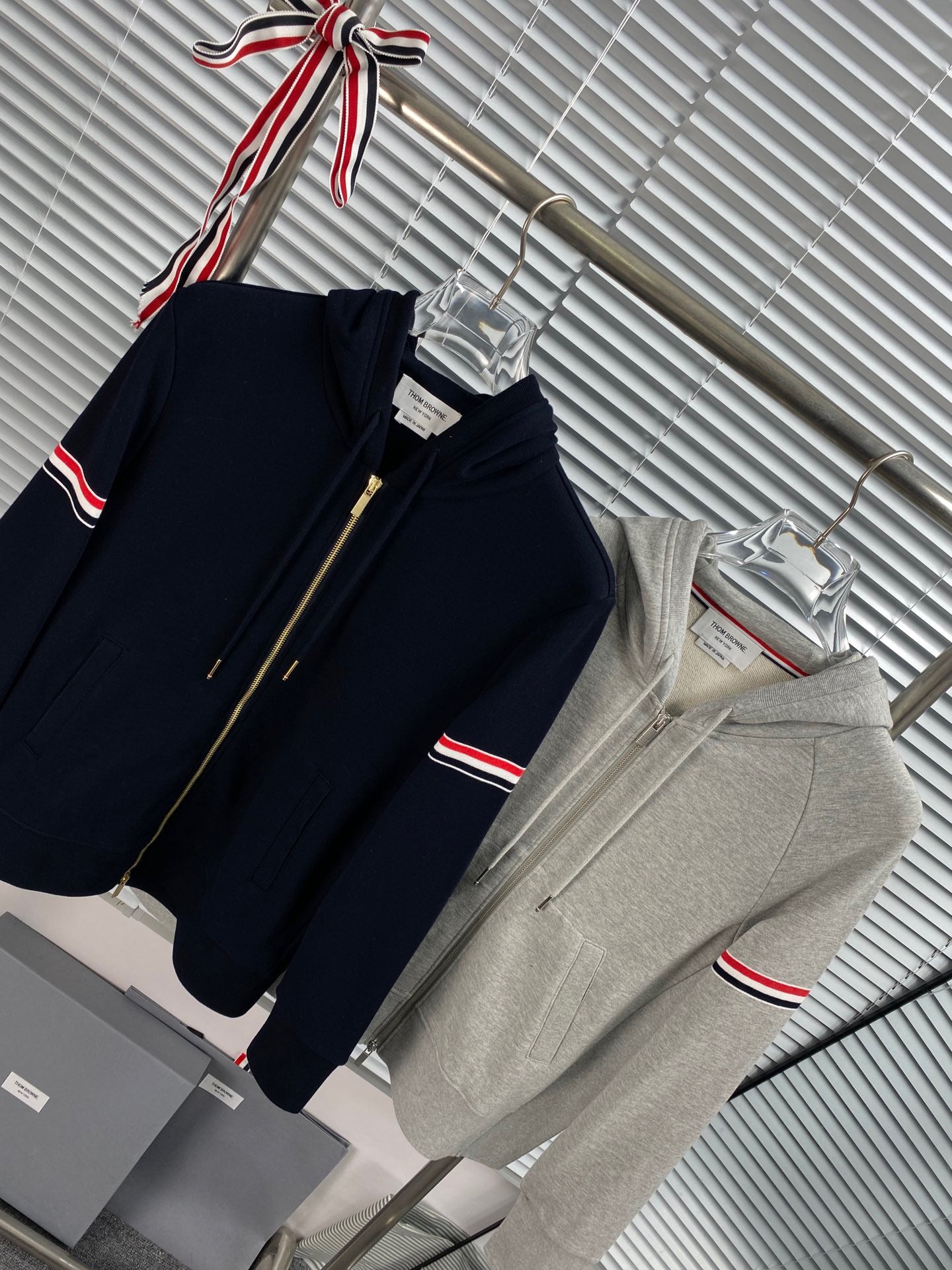 Dunkelblaue und graue Jacke