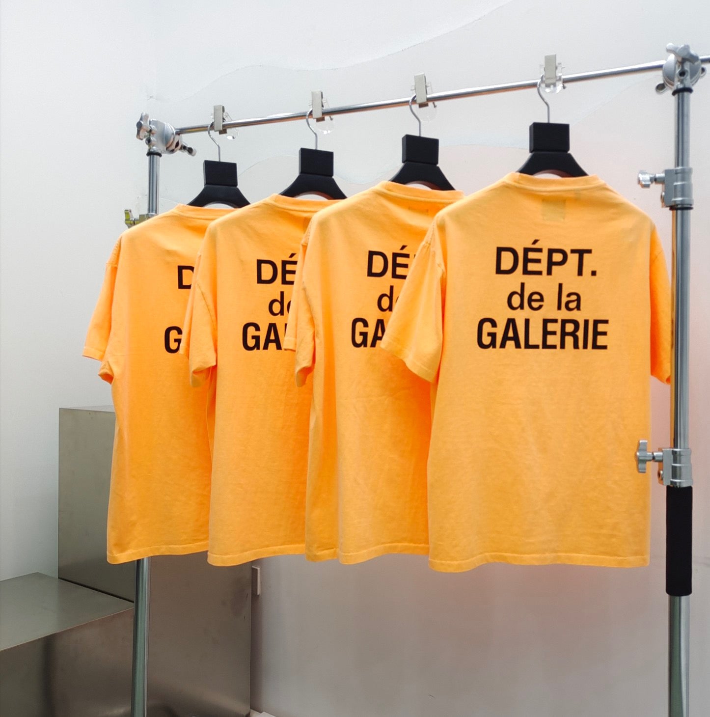 Gelbes, rosa und gelbes Organza-T-Shirt
