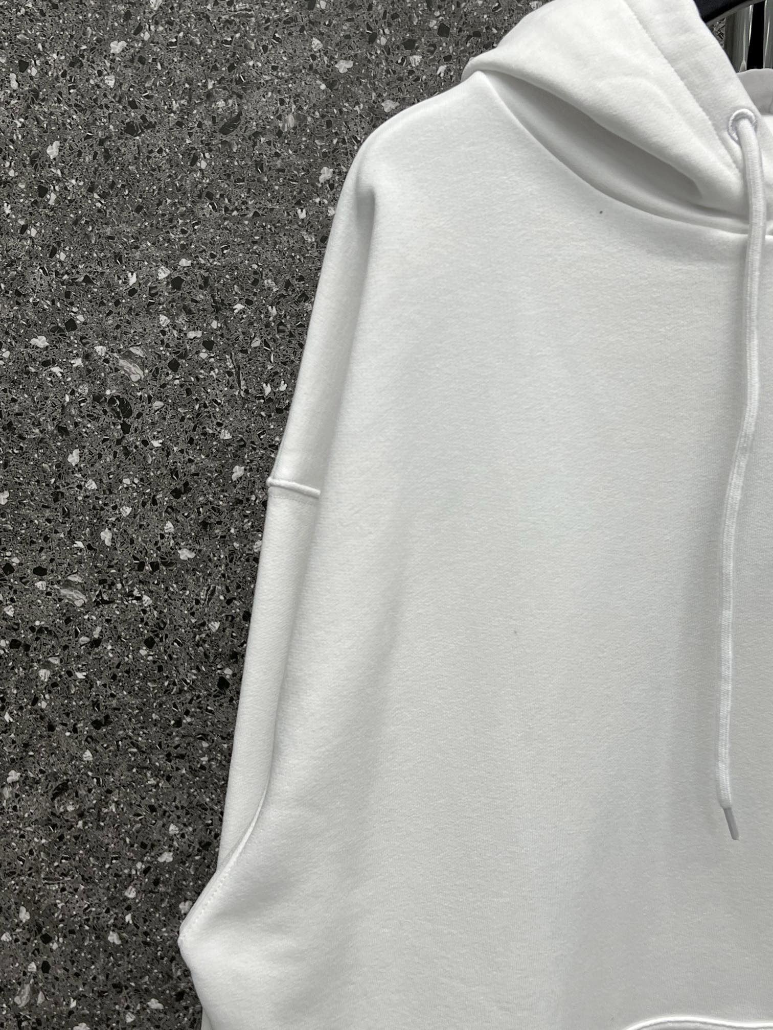 weißer und schwarzer Pullover mit einer Kapuze