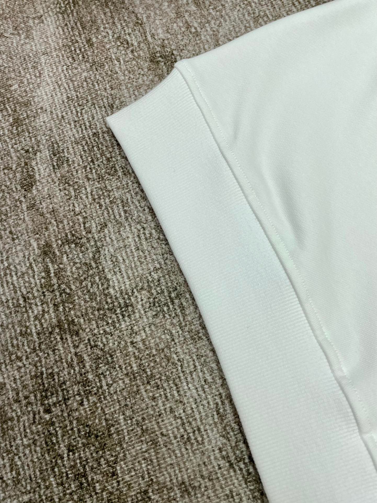 سويت شيرت أبيض وأسود